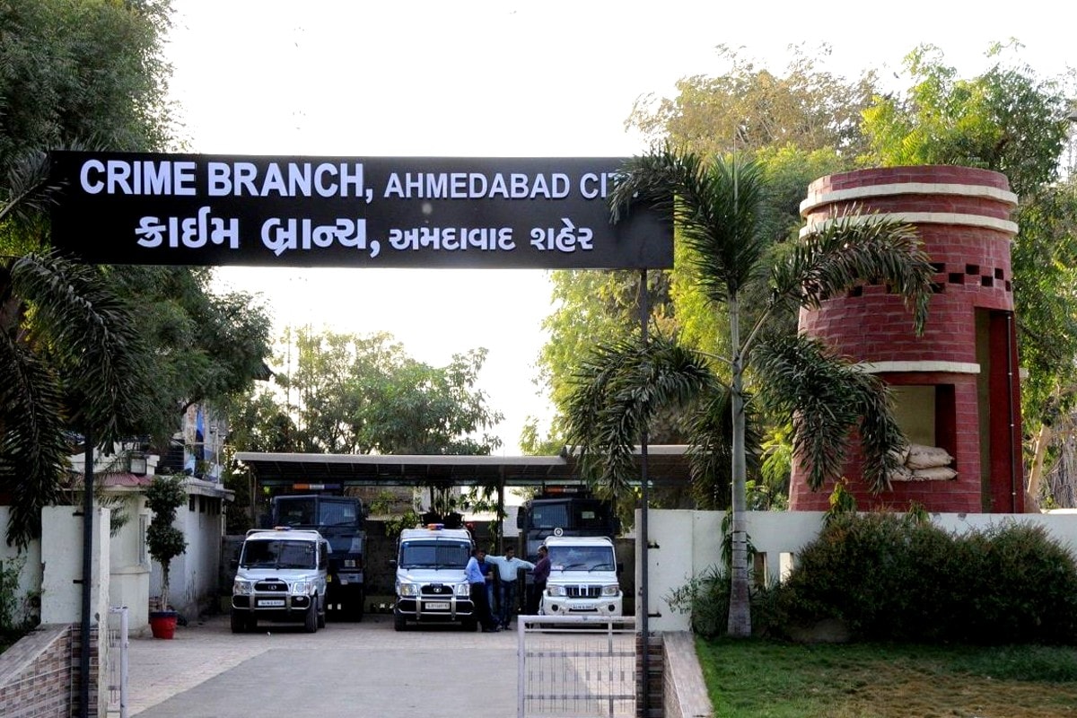 જોકે આ લોકો ભીડ ભાડ જેવા વિસ્તારમાં તક નો લાભ મેળવી મોબાઈલ ની ચોરી કરતા હતા.હાલ તપાસ માં સામે આવ્યું છે કે સેટેલાઈટ, વેજલપુર,સરખેજ,આનંદનગર,વાસણા,એલિસબ્રિજ સહિત અન્ય પોલીસ સ્ટેશન વિસ્તારમાંથી ચોરી કરતા હતા. હવે પોલીસ એ તપાસ કરી રહી છે કે આ લોકો ચોરીના મોબાઈલ અન્ય કેટલા લોકો ને વેંચી દીધેલ છે અને આ સિવાય અન્ય કેટલા ગુનાઓ કર્યા છે. જોકે આ લોકો ભીડ ભાડ જેવા વિસ્તારમાં તક નો લાભ મેળવી મોબાઈલ ની ચોરી કરતા હતા.હાલ તપાસ માં સામે આવ્યું છે કે સેટેલાઈટ, વેજલપુર,સરખેજ,આનંદનગર,વાસણા,એલિસબ્રિજ સહિત અન્ય પોલીસ સ્ટેશન વિસ્તારમાંથી ચોરી કરતા હતા. હવે પોલીસ એ તપાસ કરી રહી છે કે આ લોકો ચોરીના મોબાઈલ અન્ય કેટલા લોકો ને વેંચી દીધેલ છે અને આ સિવાય અન્ય કેટલા ગુનાઓ કર્યા છે.