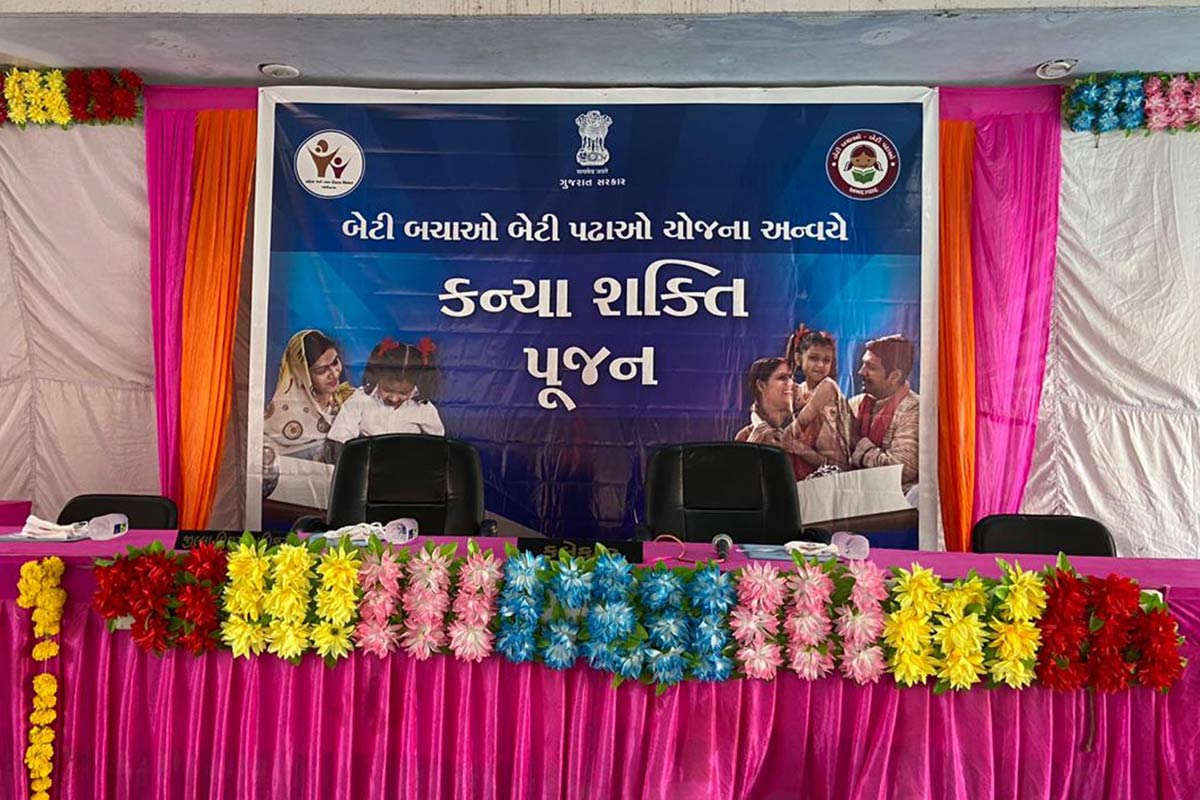 અમદાવાદના દસક્રોઈ તાલુકામાં છોકરા અને છોકરીનો સેક્સ રેશિયો જોઈએ તો દર એક હજાર દીકરા સામે 930 દીકરીઓ છે, જે અમદાવાદ જિલ્લામાં સૌથી ઓછું છે. કુહા ગામની વાત કરવામાં આવે તો અહીં દર એક હજાર દીકરા સામે 915 દીકરી છે. જોકે, બીજી તરફ અમદાવાદ ગ્રામ્ય કરતા અમદાવાદ શહેરમાં સેક્સ રેશિયો ખૂબ ઓછો છે. ઉલ્લેખનીય છે કે સેક્સ રેશિયો વધે તે માટે વડાપ્રધાન મોદીએ પાનીપતમાં એક કાર્યક્રમો યોજ્યો હતો. આગામી દિવસોમાં દીકરીઓની સંખ્યા વધે તેમજ પરિવાર દીકરા અને દીકરી વચ્ચે કોઈ ભેદભાવ ન રાખે તેવા ઉમદા વિચાર સાથે અમદાવાદના આ ગામ ખાતે વિશેષ કાર્યક્રમનું આયોજન કરવામાં આવ્યું હતું. અમદાવાદના દસક્રોઈ તાલુકામાં છોકરા અને છોકરીનો સેક્સ રેશિયો જોઈએ તો દર એક હજાર દીકરા સામે 930 દીકરીઓ છે, જે અમદાવાદ જિલ્લામાં સૌથી ઓછું છે. કુહા ગામની વાત કરવામાં આવે તો અહીં દર એક હજાર દીકરા સામે 915 દીકરી છે. જોકે, બીજી તરફ અમદાવાદ ગ્રામ્ય કરતા અમદાવાદ શહેરમાં સેક્સ રેશિયો ખૂબ ઓછો છે. ઉલ્લેખનીય છે કે સેક્સ રેશિયો વધે તે માટે વડાપ્રધાન મોદીએ પાનીપતમાં એક કાર્યક્રમો યોજ્યો હતો. આગામી દિવસોમાં દીકરીઓની સંખ્યા વધે તેમજ પરિવાર દીકરા અને દીકરી વચ્ચે કોઈ ભેદભાવ ન રાખે તેવા ઉમદા વિચાર સાથે અમદાવાદના આ ગામ ખાતે વિશેષ કાર્યક્રમનું આયોજન કરવામાં આવ્યું હતું.