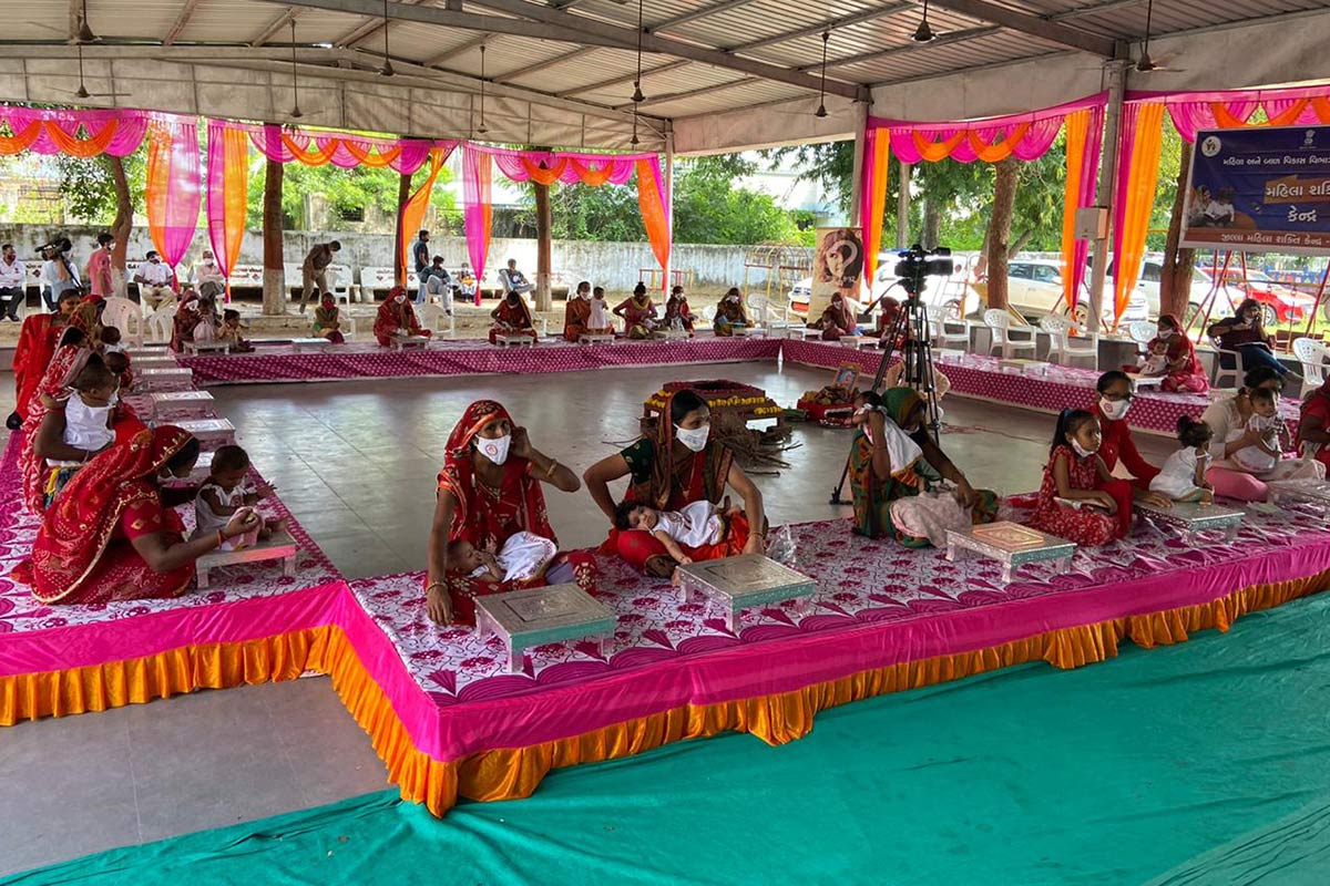 કાર્યક્રમ ખાતે કન્યાઓના માતા-પિતાને કલેક્ટરના હસ્તે ‘બેટી બચાઓ, બેટી પઢાઓ’ અંતર્ગત કીટનું વિતરણ કરવામાં આવ્યું હતું. કુહા ખાતેના કાર્યક્રમમાં કલેક્ટર ઉપરાંત જિલ્લા વિકાસ અધિકારી તેમજ અન્ય અધિકારીઓ ઉપસ્થિત રહ્યા હતા. કાર્યક્રમ ખાતે કન્યાઓના માતા-પિતાને કલેક્ટરના હસ્તે ‘બેટી બચાઓ, બેટી પઢાઓ’ અંતર્ગત કીટનું વિતરણ કરવામાં આવ્યું હતું. કુહા ખાતેના કાર્યક્રમમાં કલેક્ટર ઉપરાંત જિલ્લા વિકાસ અધિકારી તેમજ અન્ય અધિકારીઓ ઉપસ્થિત રહ્યા હતા.