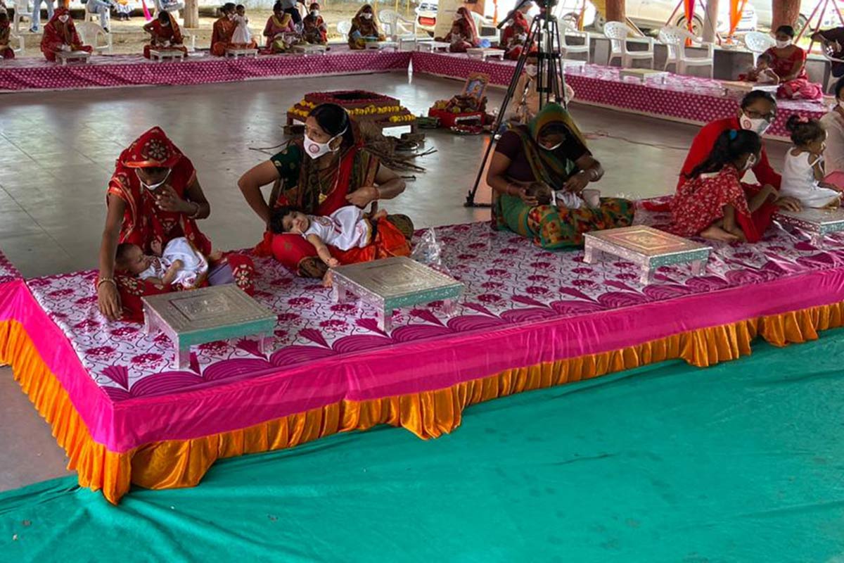 અમદાવાદ ગ્રામ્યના કુહા ગામમાં દીકરા-દીકરીનો સેક્સ રેશિયો જળવાઈ રહે તેવા ઉદ્દેશથી કન્યા શક્તિ પૂજન કાર્યક્રમ યોજાયો હતો. આ કાર્યક્રમાં ગામની 50 નવજાત દીકરીઓનું તેમની માતા સાથે અમદાવાદ કલેકટર અને જિલ્લા વિકાસ અધિકારીઓ દ્વારા પૂજન કરી સન્માન કરાયું હતું. અમદાવાદ જિલ્લાના કુહા અને કણભા ગામમાં દીકરાની સામે દીકરીઓની સંખ્યા ઓછી છે, આ વાત સામે આવ્યા બાદ આ કાર્યક્રમ માટે આ ગામની પસંદગી કરવામાં આવી હતી. અમદાવાદ ગ્રામ્યના કુહા ગામમાં દીકરા-દીકરીનો સેક્સ રેશિયો જળવાઈ રહે તેવા ઉદ્દેશથી કન્યા શક્તિ પૂજન કાર્યક્રમ યોજાયો હતો. આ કાર્યક્રમાં ગામની 50 નવજાત દીકરીઓનું તેમની માતા સાથે અમદાવાદ કલેકટર અને જિલ્લા વિકાસ અધિકારીઓ દ્વારા પૂજન કરી સન્માન કરાયું હતું. અમદાવાદ જિલ્લાના કુહા અને કણભા ગામમાં દીકરાની સામે દીકરીઓની સંખ્યા ઓછી છે, આ વાત સામે આવ્યા બાદ આ કાર્યક્રમ માટે આ ગામની પસંદગી કરવામાં આવી હતી.