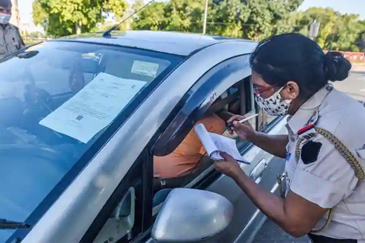 અમદાવાદમાં જેવી રીતે કોરોનાના (Ahmedabad Coronavirus case) કેસો વધ્યા છે તેને લઈને હાલ પણ રાત્રી કરફ્યુ ચાલુ છે.જોકે પોલીસ હાલ પણ ખડે પગે કામગીરી કરી રહી છે. 24 માર્ચ થી અત્યાર સુધી પોલીસે અનેક લોકો સામે જાહેરનામા ભંગની કાર્યવાહી કરી છે.અમદાવાદ માં 24 માર્ચ થી 30 નવેમ્બર સુધીમાં પોલીસે જાહેરનામા ભંગના કુલ 32284 કેસો કર્યા છે અને તેની સામે કુલ 41054 ધરપકડ કરવા માં આવી છે. પ્રતિકાત્મક તસવીર અમદાવાદમાં જેવી રીતે કોરોનાના (Ahmedabad Coronavirus case) કેસો વધ્યા છે તેને લઈને હાલ પણ રાત્રી કરફ્યુ ચાલુ છે.જોકે પોલીસ હાલ પણ ખડે પગે કામગીરી કરી રહી છે. 24 માર્ચ થી અત્યાર સુધી પોલીસે અનેક લોકો સામે જાહેરનામા ભંગની કાર્યવાહી કરી છે.અમદાવાદ માં 24 માર્ચ થી 30 નવેમ્બર સુધીમાં પોલીસે જાહેરનામા ભંગના કુલ 32284 કેસો કર્યા છે અને તેની સામે કુલ 41054 ધરપકડ કરવા માં આવી છે. પ્રતિકાત્મક તસવીર