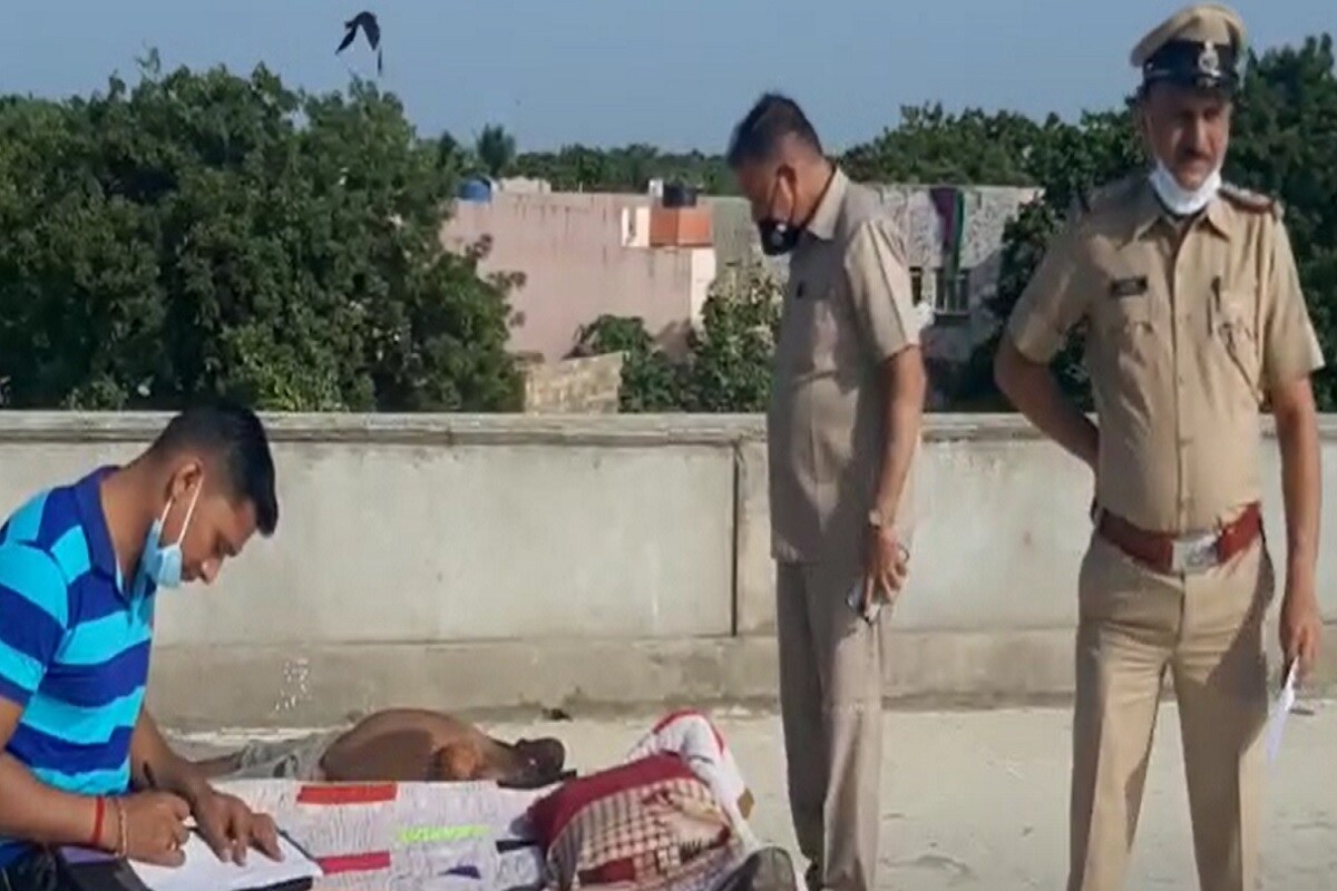 દેવભૂમિ દ્વારકા : રાજ્યમાં રવિવારની સવારે જ્યારે લોકો પોતાના ઘરોમાં બેસીને રજાનો આનંદ માણી રહ્યા હતા ત્યારે દ્વારકાના વરવાળા (Murder dwarka) ગામે એક નિર્મમ હત્યાની ઘટના સામે આવી છે. દેવભૂમિ દ્વારકાના નાનકડાં વરવાળા (Varvala dwarjka murder case) ગામે ખૂની ખેલ ખેલાયો હોવાનો બનાવ બન્યો છે. જોકે, હત્યા એટલી બધી નિર્મમ છે જાણીને કોઈ પમ વ્યક્તિ ચોંકી જાય. દેવભૂમિ દ્વારકા : રાજ્યમાં રવિવારની સવારે જ્યારે લોકો પોતાના ઘરોમાં બેસીને રજાનો આનંદ માણી રહ્યા હતા ત્યારે દ્વારકાના વરવાળા (Murder dwarka) ગામે એક નિર્મમ હત્યાની ઘટના સામે આવી છે. દેવભૂમિ દ્વારકાના નાનકડાં વરવાળા (Varvala dwarjka murder case) ગામે ખૂની ખેલ ખેલાયો હોવાનો બનાવ બન્યો છે. જોકે, હત્યા એટલી બધી નિર્મમ છે જાણીને કોઈ પમ વ્યક્તિ ચોંકી જાય.
