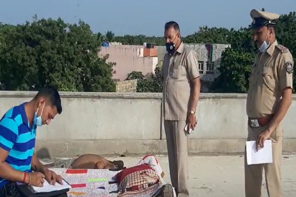 વરવાળઆ ગામે અગાસીએ સુતેલા એક શખ્સની (Man killed slept on terrace) હત્યા કરાયેલી હાલતમાં લાશ મળી આવી હતી. પરિવારને ઘટનાની જાણ થતા જ પોલીસને બોલાવવામાં આવી હતી જ્યાં પોલીસને લોહીલુહાણ હાલતમાં મૃતદેહ મળી આવ્યો હતો. વરવાળઆ ગામે અગાસીએ સુતેલા એક શખ્સની (Man killed slept on terrace) હત્યા કરાયેલી હાલતમાં લાશ મળી આવી હતી. પરિવારને ઘટનાની જાણ થતા જ પોલીસને બોલાવવામાં આવી હતી જ્યાં પોલીસને લોહીલુહાણ હાલતમાં મૃતદેહ મળી આવ્યો હતો.