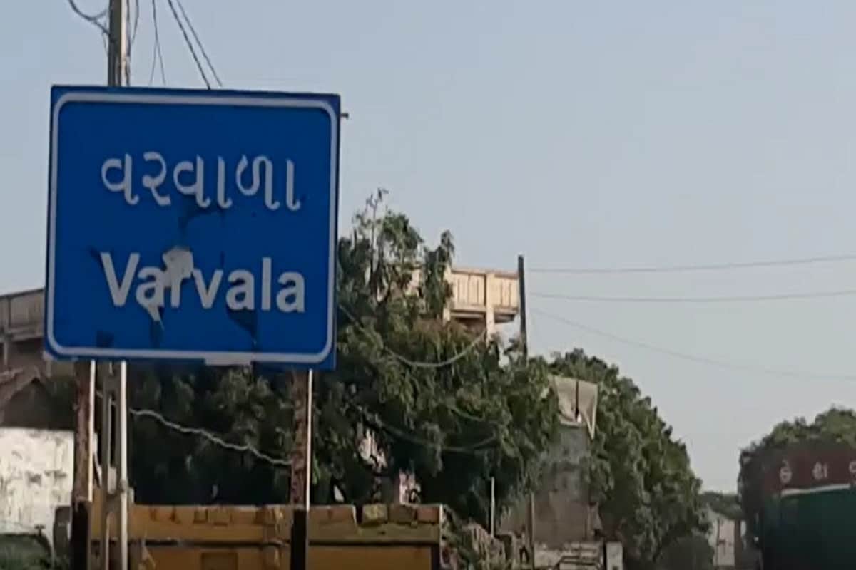 એક શખ્સ તેના ઘરે અગાસીમાં સુતો હતો ત્યારે પથ્થર અથવા બેલા જેવા દેખાતા બોથડ પદાર્થ તેની હત્યા કરી નંખાઈ હોવાની આશંકા છે. જોકે, તેનું માથું પણ છૂંદાઈ ગયેલી હાલતમાં હતું અને મૃતદેહ અર્ધનગ્ન હાલતમાં હતો. એક શખ્સ તેના ઘરે અગાસીમાં સુતો હતો ત્યારે પથ્થર અથવા બેલા જેવા દેખાતા બોથડ પદાર્થ તેની હત્યા કરી નંખાઈ હોવાની આશંકા છે. જોકે, તેનું માથું પણ છૂંદાઈ ગયેલી હાલતમાં હતું અને મૃતદેહ અર્ધનગ્ન હાલતમાં હતો.