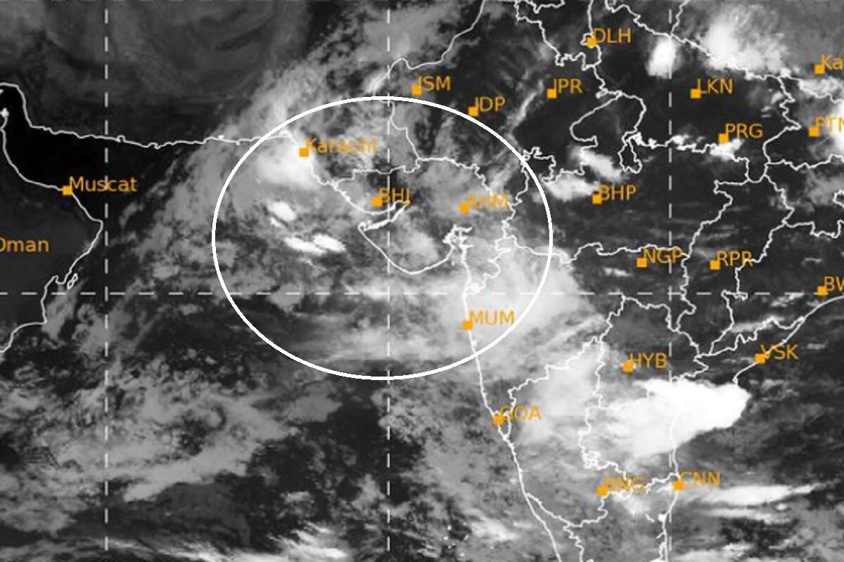 ગુજરાતમાં (Gujarat) મેઘરાજાની (Monsoon) ધમાકેદાર બેટિંગનો ત્રીજો રાઉન્ડ શરૂ થયો છે. છેલ્લા 24 કલાકમાં એટલે સોમવારે સવારે 6 કલાક સુધીમાં રાજ્યનાં 128 તાલુકામાં વરસાદ નોંધાયો છે. જેમાં કચ્છનાં મુંદ્રામાં (Kutch Mundra) માત્ર બે જ કલાકમાં સૌથી વધુ 3.72 ઇંચ વરસાદ (Rainfall) ખાબક્યો હતો. રવિવારે સૌરાષ્ટ્રમાં મહત્તમ વરસાદ વરસતા ખેડૂતોમાં ચિંતા વ્યાપી ગઇ હતી. અન્ય વિસ્તારોમાં નોંધાયેલા વરસાદનાં આંકડા જોઇએ તો, સાબરકાંઠાના પ્રાંતિજમાં 88 એમએમ, રાજકોટનાં ધોરાજીમાં 84 એમએમ, અમરેલીનાં ઝાફરાબાદમાં 84 એમએમ જ્યારે રાજકોટનાં ઉપલેટામં 76 એમએમ વરસાદ નોંધાયો હતો. ત્યારે હવામાન વિભાગની આગાહી પ્રમાણે હજુ આગામી પાંચ દિવસ પણ અનેક જિલ્લાઓમાં ભારે વરસાદની સંભાવના છે. (સેટેલાઇટ તસવીર) ગુજરાતમાં (Gujarat) મેઘરાજાની (Monsoon) ધમાકેદાર બેટિંગનો ત્રીજો રાઉન્ડ શરૂ થયો છે. છેલ્લા 24 કલાકમાં એટલે સોમવારે સવારે 6 કલાક સુધીમાં રાજ્યનાં 128 તાલુકામાં વરસાદ નોંધાયો છે. જેમાં કચ્છનાં મુંદ્રામાં (Kutch Mundra) માત્ર બે જ કલાકમાં સૌથી વધુ 3.72 ઇંચ વરસાદ (Rainfall) ખાબક્યો હતો. રવિવારે સૌરાષ્ટ્રમાં મહત્તમ વરસાદ વરસતા ખેડૂતોમાં ચિંતા વ્યાપી ગઇ હતી. અન્ય વિસ્તારોમાં નોંધાયેલા વરસાદનાં આંકડા જોઇએ તો, સાબરકાંઠાના પ્રાંતિજમાં 88 એમએમ, રાજકોટનાં ધોરાજીમાં 84 એમએમ, અમરેલીનાં ઝાફરાબાદમાં 84 એમએમ જ્યારે રાજકોટનાં ઉપલેટામં 76 એમએમ વરસાદ નોંધાયો હતો. ત્યારે હવામાન વિભાગની આગાહી પ્રમાણે હજુ આગામી પાંચ દિવસ પણ અનેક જિલ્લાઓમાં ભારે વરસાદની સંભાવના છે. (સેટેલાઇટ તસવીર)