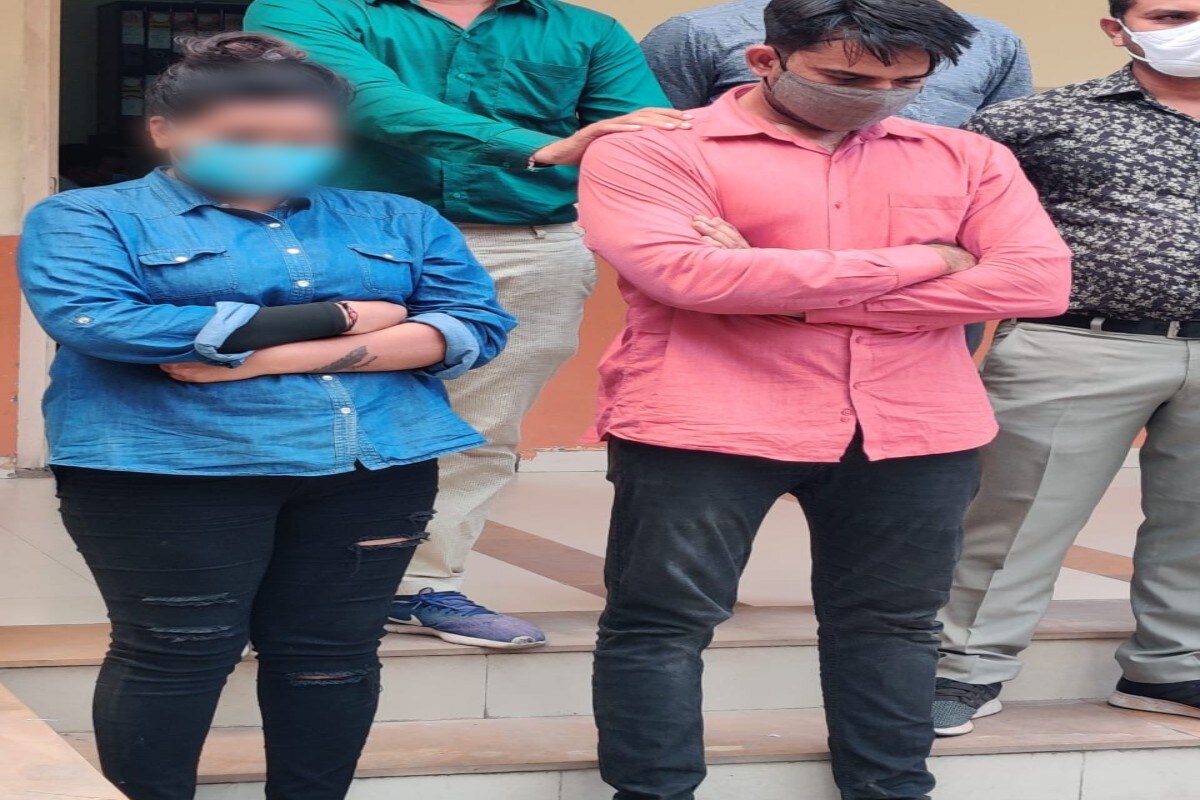 જોકે આ કેસમાં સેટેલાઇટ પોલીસની શંકાસ્પદ ભૂમિકા સામે આવી હતી. બનાવ પહેલાં બન્યો હતો પણ આનંદનગર પોલીસે નકલી પોલીસ પકડયા બાદ સેટેલાઇટ પોલીસે વેપારીને બોલાવી ફરિયાદ નોંધી .બોપલ આંબલી રોડ પર રહેતા 41 વર્ષીય વેપારી ફોરેક્સ ટ્રેડિંગનો ધંધો કરે છે. અગિયારેક વર્ષ પહેલા તેમના લગ્ન થયા હતા જોકે ચારેક વર્ષ પહેલા છૂટાછેડા થયા હતા. વેપારીએ તાજેતરમાં જ ટીન્ડર એપ્લિકેશન ડાઉનલોડ કરી હતી. જોકે આ કેસમાં સેટેલાઇટ પોલીસની શંકાસ્પદ ભૂમિકા સામે આવી હતી. બનાવ પહેલાં બન્યો હતો પણ આનંદનગર પોલીસે નકલી પોલીસ પકડયા બાદ સેટેલાઇટ પોલીસે વેપારીને બોલાવી ફરિયાદ નોંધી .બોપલ આંબલી રોડ પર રહેતા 41 વર્ષીય વેપારી ફોરેક્સ ટ્રેડિંગનો ધંધો કરે છે. અગિયારેક વર્ષ પહેલા તેમના લગ્ન થયા હતા જોકે ચારેક વર્ષ પહેલા છૂટાછેડા થયા હતા. વેપારીએ તાજેતરમાં જ ટીન્ડર એપ્લિકેશન ડાઉનલોડ કરી હતી.