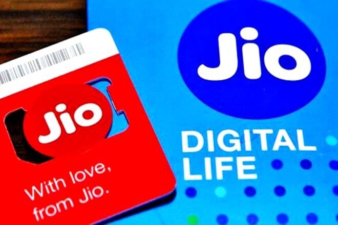 જિઓ માટે 401 રૂપિાયનાં પ્લાનમાં 90GB ડેટા, અનલિમિટેડ વોઇસ કોલિંગ અને SMS ઉપલબ્ધ હશે. આ પ્લાનની વેલિડિટી 28 દિવસની હશે. જિઓનો બીજો પ્લાન 499 રૂપિયાનો હશે જેમાં 56 દિવસ માટે 84 GB ડેટા મળશે. જિઓ માટે 401 રૂપિાયનાં પ્લાનમાં 90GB ડેટા, અનલિમિટેડ વોઇસ કોલિંગ અને SMS ઉપલબ્ધ હશે. આ પ્લાનની વેલિડિટી 28 દિવસની હશે. જિઓનો બીજો પ્લાન 499 રૂપિયાનો હશે જેમાં 56 દિવસ માટે 84 GB ડેટા મળશે.
