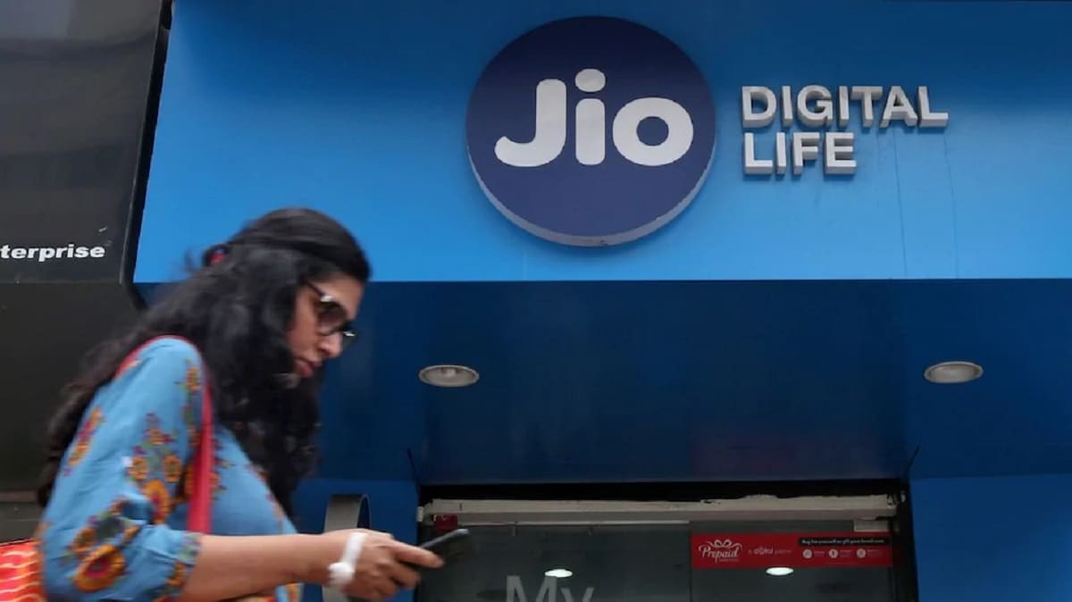 નવી દિલ્હીઃ રિલાયન્સ જિયો (Reliance Jio)એ પ્રીપેડ યૂઝર્સ માટે ત્રણ નવા ઓલ ઇન વન પ્લાન્સ શરૂ કર્યા છે. આ પ્લાન્સને લેવા માટે પ્રીપેડ યૂઝર્સને હવે દર મહિને રિચાર્જ કરાવવાની જરૂર નહીં રહે. કારણ કે રિલાયન્સ જિયોના આ તમામ પ્લાન 336 દિવસ સુધી વેલિડ રહેશે. રિલાયન્સ જિયોના ઓલ ઇન વન પ્રીપેડ પ્લાન્સ 1001 રૂપિયા, 1301 રૂપિયા અને 1501 રૂપિયામાં ઉપલબ્ધ છે. આ પ્લાન્સમાં પ્રીપેડ યૂઝર્સને 336 દિવસની વેલિડિટી તો મળે છે તેની સાથોસાથ અનલિમિટેડ ઓન નોટ કોલિંગનો પણ ફાયદો મળશે. આવો જાણીએ રિલાયન્સ જિયોના આ ત્રણ પ્લાન્સ વિશે... નવી દિલ્હીઃ રિલાયન્સ જિયો (Reliance Jio)એ પ્રીપેડ યૂઝર્સ માટે ત્રણ નવા ઓલ ઇન વન પ્લાન્સ શરૂ કર્યા છે. આ પ્લાન્સને લેવા માટે પ્રીપેડ યૂઝર્સને હવે દર મહિને રિચાર્જ કરાવવાની જરૂર નહીં રહે. કારણ કે રિલાયન્સ જિયોના આ તમામ પ્લાન 336 દિવસ સુધી વેલિડ રહેશે. રિલાયન્સ જિયોના ઓલ ઇન વન પ્રીપેડ પ્લાન્સ 1001 રૂપિયા, 1301 રૂપિયા અને 1501 રૂપિયામાં ઉપલબ્ધ છે. આ પ્લાન્સમાં પ્રીપેડ યૂઝર્સને 336 દિવસની વેલિડિટી તો મળે છે તેની સાથોસાથ અનલિમિટેડ ઓન નોટ કોલિંગનો પણ ફાયદો મળશે. આવો જાણીએ રિલાયન્સ જિયોના આ ત્રણ પ્લાન્સ વિશે...