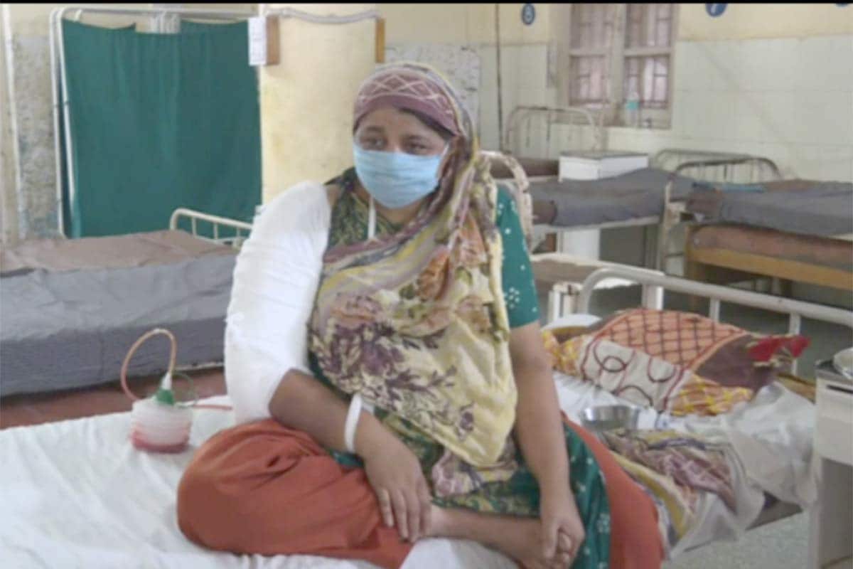 કિંજલ કારસરીયા, જામનગર: જામનગરની જી.જી.હૉસ્પિટલ (Jamnagar G G Hospital)માં ખાનગી હૉસ્પિટલમાંથી વગર સારવારે આવેલા અમીનાબેનનું કોરોનાના કપરા કાળમાં સી.એમ. હેલ્પ ડેસ્ક (CM Help Desk)ના પ્રયાસથી હાથનું ઓપરેશન થયું છે. કોરોનાની કપરી પરિસ્થિતિમાં હૉસ્પિટલોમાં દર્દીઓની હાલત કફોડી બની છે. લોકો ખાનગી હૉસ્પિટલમાં પણ સારી સારવાર માટે ધક્કા ખાઈને નિરાશ થઈ રહ્યા છે. જામનગર (Jamnagar)માં ગુજરાતની બીજા ક્રમની અને સૌરાષ્ટ્રની પ્રથમ ક્રમની સરકારી ગુરુ ગોવિંદસિંઘ હોસ્પિટલ આવેલી છે. અહીં જુદાં જુદાં 22 ડિપાર્ટમેન્ટમાં સારવાર કરવામાં આવે છે. જ્યાં કોરોનાની વિકટ પરિસ્થિતિઓમાં વચ્ચે પણ નોન-કોવિડ દર્દીઓની સારવાર પણ અવિરત થઈ રહી છે. કિંજલ કારસરીયા, જામનગર: જામનગરની જી.જી.હૉસ્પિટલ (Jamnagar G G Hospital)માં ખાનગી હૉસ્પિટલમાંથી વગર સારવારે આવેલા અમીનાબેનનું કોરોનાના કપરા કાળમાં સી.એમ. હેલ્પ ડેસ્ક (CM Help Desk)ના પ્રયાસથી હાથનું ઓપરેશન થયું છે. કોરોનાની કપરી પરિસ્થિતિમાં હૉસ્પિટલોમાં દર્દીઓની હાલત કફોડી બની છે. લોકો ખાનગી હૉસ્પિટલમાં પણ સારી સારવાર માટે ધક્કા ખાઈને નિરાશ થઈ રહ્યા છે. જામનગર (Jamnagar)માં ગુજરાતની બીજા ક્રમની અને સૌરાષ્ટ્રની પ્રથમ ક્રમની સરકારી ગુરુ ગોવિંદસિંઘ હોસ્પિટલ આવેલી છે. અહીં જુદાં જુદાં 22 ડિપાર્ટમેન્ટમાં સારવાર કરવામાં આવે છે. જ્યાં કોરોનાની વિકટ પરિસ્થિતિઓમાં વચ્ચે પણ નોન-કોવિડ દર્દીઓની સારવાર પણ અવિરત થઈ રહી છે.