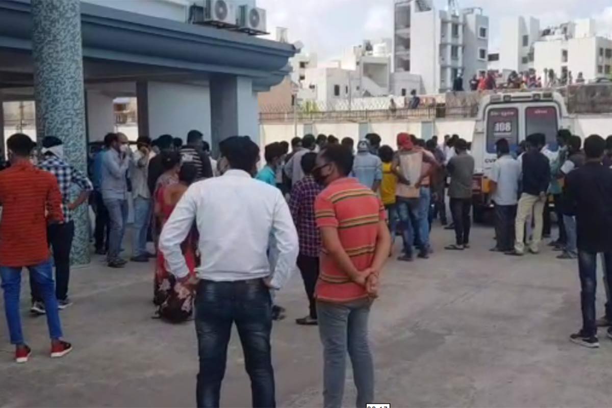 વિદ્યાર્થીના આઈકાર્ડ પર જે સરનામું નોંધાયેલું છે તેના પરથી તે મૂળ કચ્છના અંજાર તાલુકાના ભીમસરનો હોવાનું લાગી રહ્યું છે. જોકે, તેના વોલેટમાંથી મળેલા આધાર કાર્ડમાં સુરેન્દ્રનગર શહેરનું સરનામું નોંધાયેલું છે. વિદ્યાર્થીના વોલેટમાં તપાસ કરવામાં આવતા તેમાંથી આધારકાર્ડ અને ફોટોગ્રાફ્સ મળી આવ્યા હતા. વિદ્યાર્થીના આઈકાર્ડ પર જે સરનામું નોંધાયેલું છે તેના પરથી તે મૂળ કચ્છના અંજાર તાલુકાના ભીમસરનો હોવાનું લાગી રહ્યું છે. જોકે, તેના વોલેટમાંથી મળેલા આધાર કાર્ડમાં સુરેન્દ્રનગર શહેરનું સરનામું નોંધાયેલું છે. વિદ્યાર્થીના વોલેટમાં તપાસ કરવામાં આવતા તેમાંથી આધારકાર્ડ અને ફોટોગ્રાફ્સ મળી આવ્યા હતા.