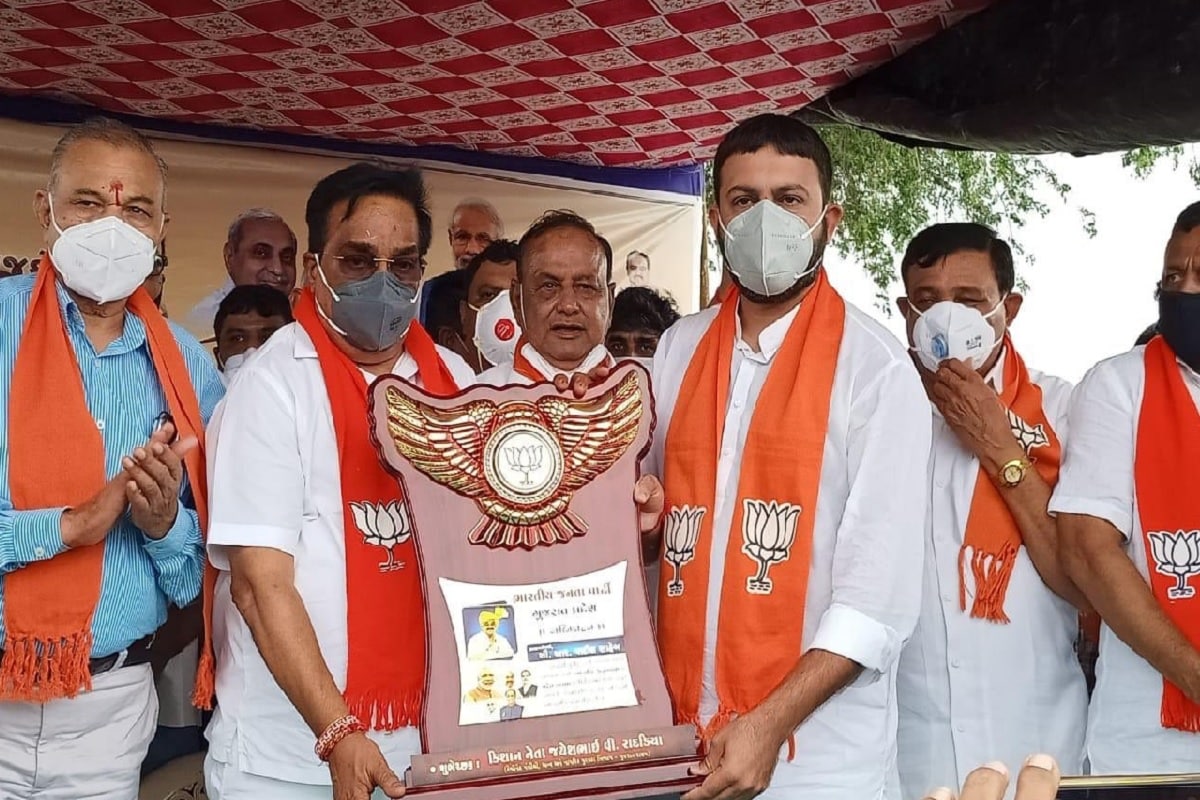 ગુજરાતમાં (Gujarat) ચિંતાજનક રીતે કોરોના સંક્રમણનાં (Coronavirus) આંકડામાં વધારો થઇ રહ્યો છે. આ સાથે જ્યારથી ભાજપ પ્રદેશ અધ્યક્ષ સી.આર. પાટીલ (C.R. Patil) ગુજરાતનો પ્રવાસ અને રેલી કરીને આવ્યાં છે ત્યારથી ગુજરાત ભાજપનાં નેતાઓ અને કાર્યકર્તાઓ પણ કોરોના સંક્રમણનાં ભરડામાં ધીરે ધીરે આવી રહ્યાં છે. ત્યારે યુવા નેતા અને કેબિનેટ મંત્રી જયેશ રાદડિયાનો (Jayesh Radadiya) કોરોના રિપોર્ટ (Corona Positive) પોઝિટિવ આવ્યો છે. આ સાથે રાદડિયાનાં પીએ વિપુલ બાલઘાનો કોરોના રિપોર્ટ પોઝિટિવ આવ્યો છે. આ ઉપરાંત જામનગરનાં ધારાસભ્ય રાઘવજી પટેલનો પણ કોરોનાનો રિપોર્ટ પોઝિટિવ આવ્યો છે. ગુજરાતમાં (Gujarat) ચિંતાજનક રીતે કોરોના સંક્રમણનાં (Coronavirus) આંકડામાં વધારો થઇ રહ્યો છે. આ સાથે જ્યારથી ભાજપ પ્રદેશ અધ્યક્ષ સી.આર. પાટીલ (C.R. Patil) ગુજરાતનો પ્રવાસ અને રેલી કરીને આવ્યાં છે ત્યારથી ગુજરાત ભાજપનાં નેતાઓ અને કાર્યકર્તાઓ પણ કોરોના સંક્રમણનાં ભરડામાં ધીરે ધીરે આવી રહ્યાં છે. ત્યારે યુવા નેતા અને કેબિનેટ મંત્રી જયેશ રાદડિયાનો (Jayesh Radadiya) કોરોના રિપોર્ટ (Corona Positive) પોઝિટિવ આવ્યો છે. આ સાથે રાદડિયાનાં પીએ વિપુલ બાલઘાનો કોરોના રિપોર્ટ પોઝિટિવ આવ્યો છે. આ ઉપરાંત જામનગરનાં ધારાસભ્ય રાઘવજી પટેલનો પણ કોરોનાનો રિપોર્ટ પોઝિટિવ આવ્યો છે.