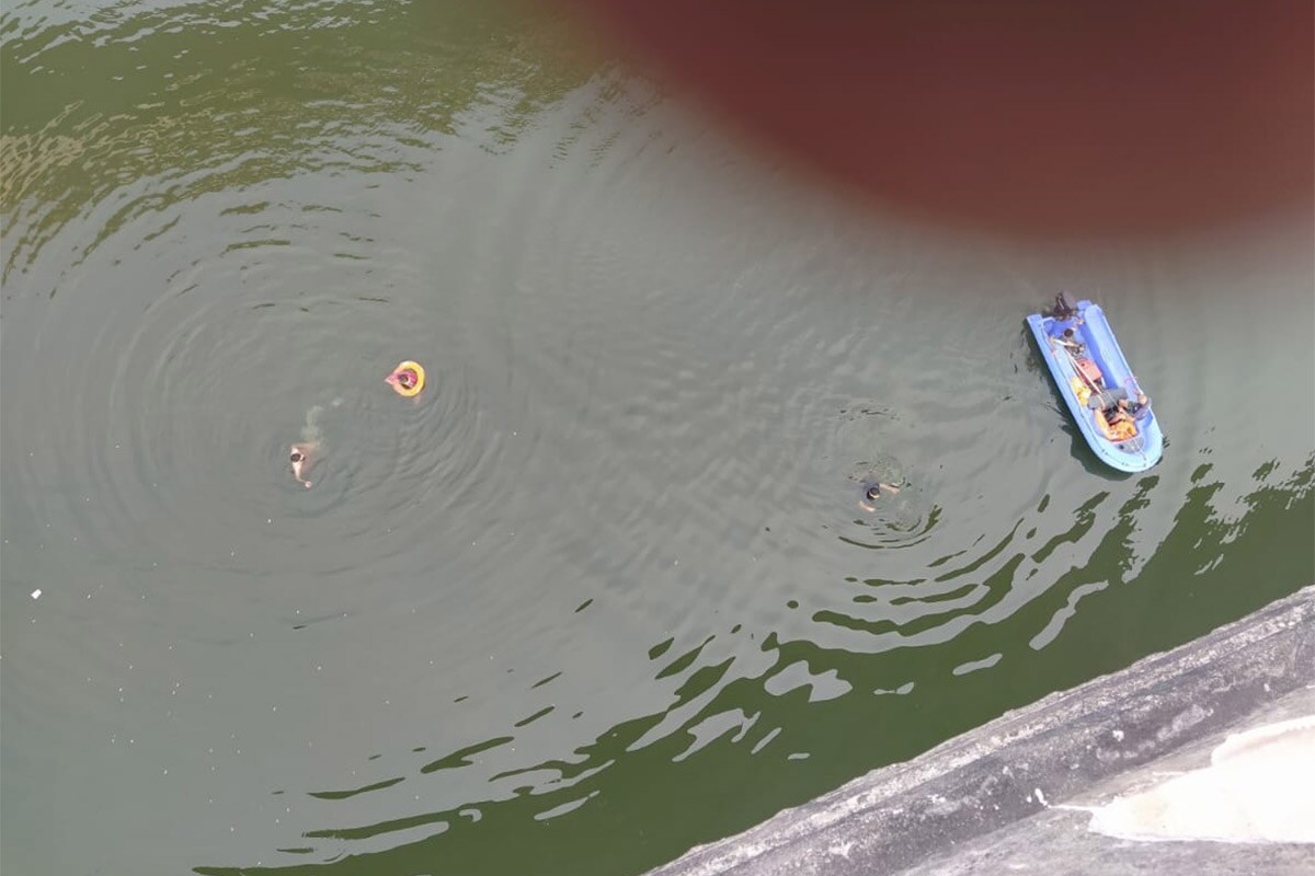 રત્નકલાકારો સામે લડતા રહ્યા હતા : જયસુખ ગજેરા સુરતના રત્નકલાકારો માટે લડતા રહ્યા છે. રત્નકલાકારોમાં કોરોના વકરતા તેઓેએ મુખ્યમંત્રી રૂપાણીને પત્ર પણ લખ્યો હતો. આ ઉપરાંત સરકાર તરફથી સુરતમાં કોરોના વિસ્ફોટ મામલે રત્નકલાકારોને જવાબદાર ઠેરવવામાં આવતા તેઓએ આ વાતનો વિરોધ પણ કર્યો હતો. તેઓએ કહ્યુ હતુ કે સરકારે રત્નકલાકારોને બદનામ કરવા માટે ષડયંત્ર ઘડ્યું છે. આ ઉપરાંત છૂટા કરવામાં આવેલા રત્નકલાકારોને ફરીથી નોકરી મળે તે માટે તેઓએ મધ્યસ્થી કરીને પ્રયાસો કર્યા હતા. જાણકારી પ્રમાણે તેઓ ખૂબ જ સાદુ જીવન જીવતા હતા. રત્નકલાકારો સામે લડતા રહ્યા હતા : જયસુખ ગજેરા સુરતના રત્નકલાકારો માટે લડતા રહ્યા છે. રત્નકલાકારોમાં કોરોના વકરતા તેઓેએ મુખ્યમંત્રી રૂપાણીને પત્ર પણ લખ્યો હતો. આ ઉપરાંત સરકાર તરફથી સુરતમાં કોરોના વિસ્ફોટ મામલે રત્નકલાકારોને જવાબદાર ઠેરવવામાં આવતા તેઓએ આ વાતનો વિરોધ પણ કર્યો હતો. તેઓએ કહ્યુ હતુ કે સરકારે રત્નકલાકારોને બદનામ કરવા માટે ષડયંત્ર ઘડ્યું છે. આ ઉપરાંત છૂટા કરવામાં આવેલા રત્નકલાકારોને ફરીથી નોકરી મળે તે માટે તેઓએ મધ્યસ્થી કરીને પ્રયાસો કર્યા હતા. જાણકારી પ્રમાણે તેઓ ખૂબ જ સાદુ જીવન જીવતા હતા.