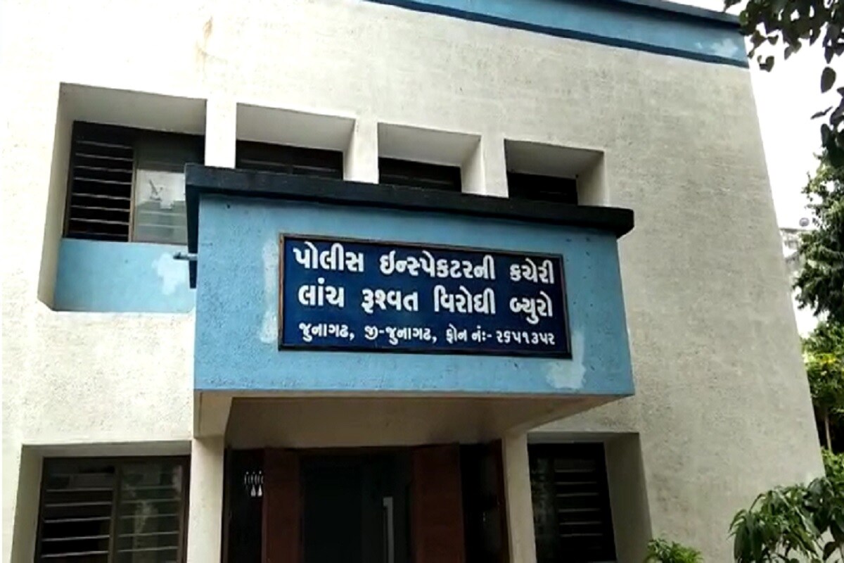 જે લાંચની રકમ ફરિયાદી પોતે આપવા માંગતો ન હોય આક્ષેપીતની કચેરી ખાતે રૂબરૂમાં જઇ હેતુલક્ષી વાતચીત કરી રકજકના અંતે રૂપિયા ત્રણ લાખ રૂપિયાનો વહીવટ કરવો પડશે તેવી માંગણી કરી હતી. જે લાંચની રકમ ફરિયાદી પોતે આપવા માંગતો ન હોય આક્ષેપીતની કચેરી ખાતે રૂબરૂમાં જઇ હેતુલક્ષી વાતચીત કરી રકજકના અંતે રૂપિયા ત્રણ લાખ રૂપિયાનો વહીવટ કરવો પડશે તેવી માંગણી કરી હતી.