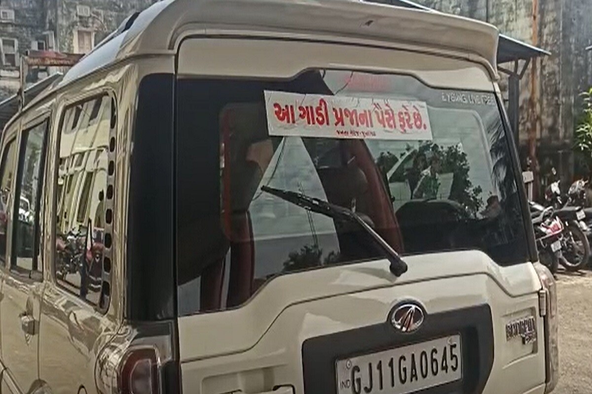 બાદમાં જનતા ગેરેજના કાર્યકરો એ પોતે લગાડેલ સ્ટીકરો કાઢી લીધા હતા. કમિશનરે જણાવ્યું હતું કે કે કંઈ પ્રોબ્લેમ હોય તો મને લેખીત જાણ કરો બાકી સરકારી વાહનો સાથે તમે છેડછાડ કરી શકો નહીં. બાદમાં જનતા ગેરેજના કાર્યકરો એ પોતે લગાડેલ સ્ટીકરો કાઢી લીધા હતા. કમિશનરે જણાવ્યું હતું કે કે કંઈ પ્રોબ્લેમ હોય તો મને લેખીત જાણ કરો બાકી સરકારી વાહનો સાથે તમે છેડછાડ કરી શકો નહીં.