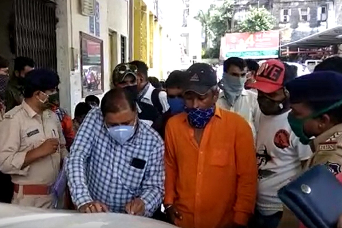 થોડા દીવસો પહેલા કોર્પોરેશનના એક સક્ષમ અધિકારી સરકારી ગાડીમાં પોતાની પત્ની જે જગ્યાએ નોકરી કરે છે ત્યા મુકવા જવાનો વીડિયો વાઇરલ થયો હતો. આમ જૂનાગઢ કોર્પોરેશન મા સ્ટીકર ને લઈ રમુજ ફેલાયું હતુ સાથે આ મુદ્દો ટોક ઓફ ધ ટાઉન બન્યો છે. થોડા દીવસો પહેલા કોર્પોરેશનના એક સક્ષમ અધિકારી સરકારી ગાડીમાં પોતાની પત્ની જે જગ્યાએ નોકરી કરે છે ત્યા મુકવા જવાનો વીડિયો વાઇરલ થયો હતો. આમ જૂનાગઢ કોર્પોરેશન મા સ્ટીકર ને લઈ રમુજ ફેલાયું હતુ સાથે આ મુદ્દો ટોક ઓફ ધ ટાઉન બન્યો છે.