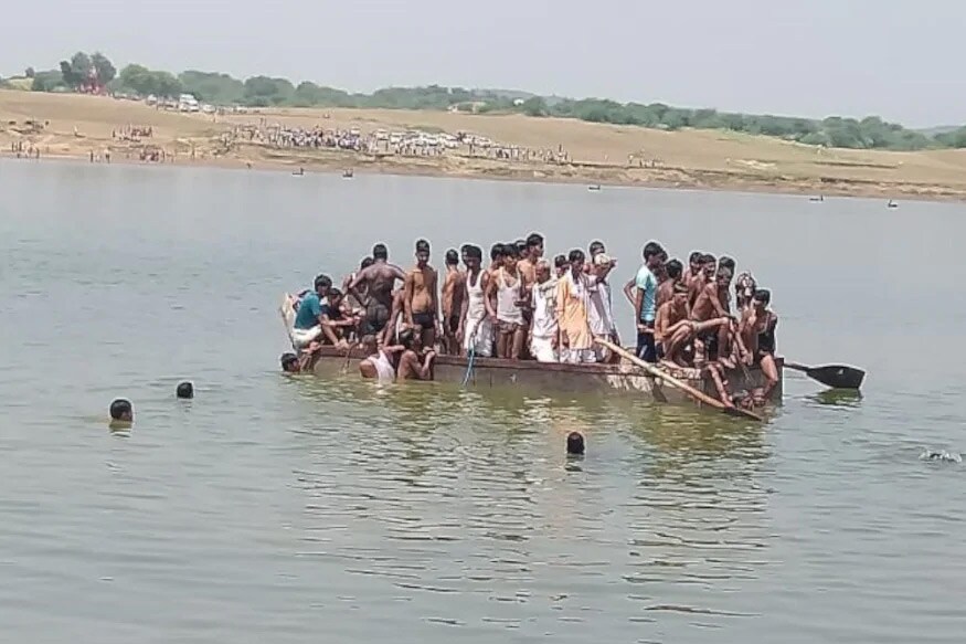 આ દૃશ્ય જોઈને લોકોએ તાત્કાલિક બૂંદી જિલ્લા અને કોટા જિલ્લાના વહીવટીતંત્રને જાણ કરી. વહીવટીતંત્ર પહોંચે તે પહેલા જ ગ્રામીણ તરવૈયાઓએ નદીમાં કૂદીને લગભગ 20 લોકોને સુરક્ષિત બહાર કાઢી દીધા. બાદમાં પોલીસ તંત્ર ઘટનાસ્થળે પહોંચ્યું અને રેસ્ક્યૂ ઓપરેશન હાથ ધર્યું. આ દૃશ્ય જોઈને લોકોએ તાત્કાલિક બૂંદી જિલ્લા અને કોટા જિલ્લાના વહીવટીતંત્રને જાણ કરી. વહીવટીતંત્ર પહોંચે તે પહેલા જ ગ્રામીણ તરવૈયાઓએ નદીમાં કૂદીને લગભગ 20 લોકોને સુરક્ષિત બહાર કાઢી દીધા. બાદમાં પોલીસ તંત્ર ઘટનાસ્થળે પહોંચ્યું અને રેસ્ક્યૂ ઓપરેશન હાથ ધર્યું.