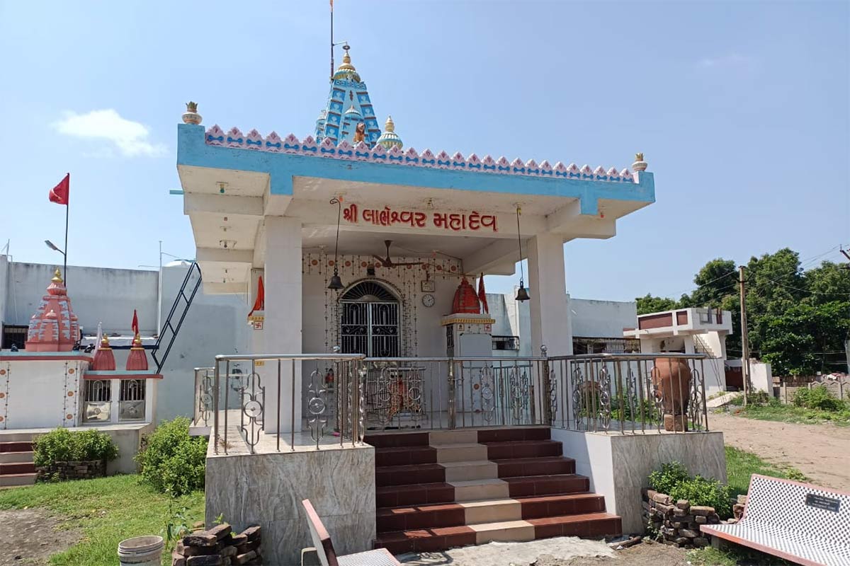 જે બાદમાં બાળકી તેના ઘરે જતાં તેને જોતા પિતાને બાળકી સાથે કંઈક અજુગતું બન્યું હોવાનું લાગ્યું હતું. બાળકીના પિતા તાત્કાલિક તેને મોરબી સિવિલ હૉસ્પિટલ સારવાર અર્થે લઈ ગયા હતા. આ બનાવની જાણ થતાં મોરબી સીટી બી ડિવિઝન પોલીસના પીએસઆઇ આર બી ટાપરિયા સહિતનો પોલીસ કાફલો સિવિલ હોસ્પિટલ અને બાદમાં રાજકોટ મેડિકલ હૉસ્પિટલ ખાતે બાળકીને સારવારમાં લઇ ગયો હતો. જે બાદમાં બાળકી તેના ઘરે જતાં તેને જોતા પિતાને બાળકી સાથે કંઈક અજુગતું બન્યું હોવાનું લાગ્યું હતું. બાળકીના પિતા તાત્કાલિક તેને મોરબી સિવિલ હૉસ્પિટલ સારવાર અર્થે લઈ ગયા હતા. આ બનાવની જાણ થતાં મોરબી સીટી બી ડિવિઝન પોલીસના પીએસઆઇ આર બી ટાપરિયા સહિતનો પોલીસ કાફલો સિવિલ હોસ્પિટલ અને બાદમાં રાજકોટ મેડિકલ હૉસ્પિટલ ખાતે બાળકીને સારવારમાં લઇ ગયો હતો.
