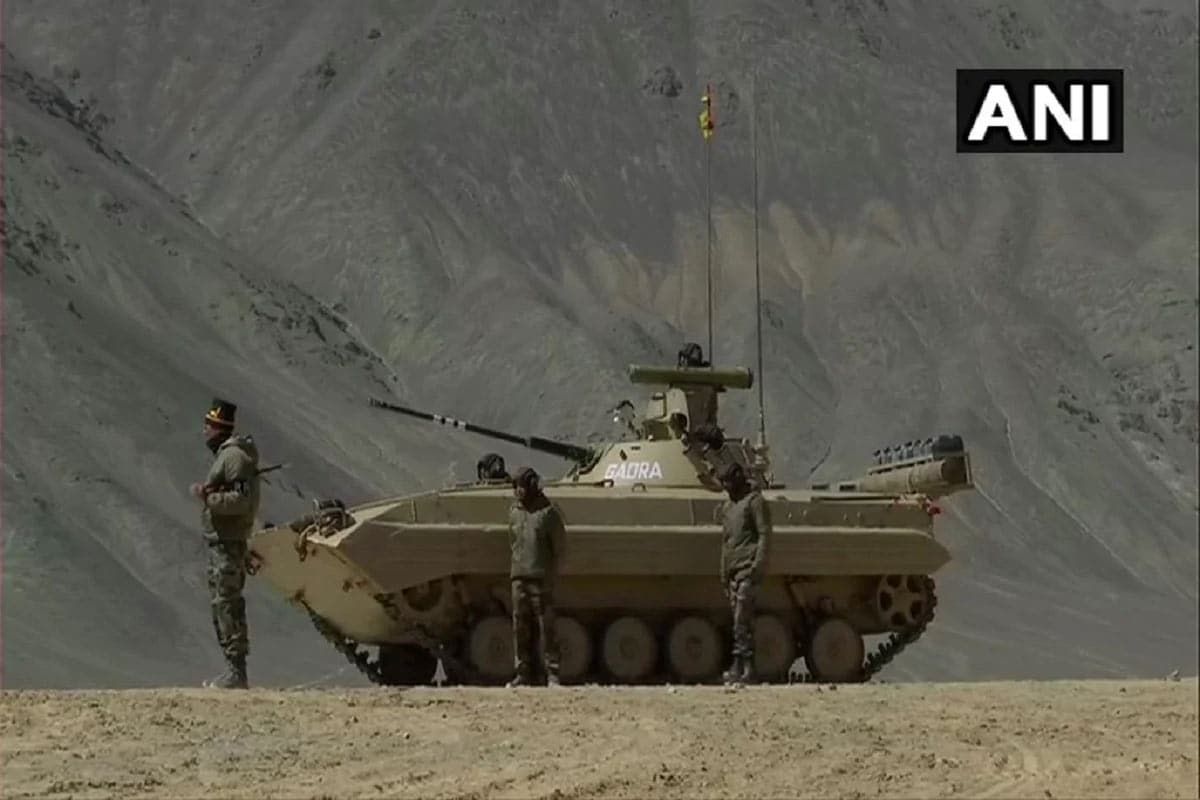 નવી દિલ્હીઃ ભારત અને ચીનની વચ્ચે પૂર્વ લદાખ (East Ladakh)માં ગત અનેક મહિનાઓથી તણાવ (India China Faceoff)ની સ્થિતિ ઊભી થયેલી છે. બંને દેશોની વચ્ચે ઊભી થયેલી યુદ્ધ જેવી સ્થિતિને શાંત કરવા માટે અનેકવાર સૈન્ય કમાન્ડર સ્તરની બેઠક પણ થઈ છે પરંતુ ચીન નિયંત્રણ રેખાથી પોતાના પગલાં પાછા હટાવવા માટે તૈયાર નથી દેખાતી. ચીન (China)ના આ વલણને જોતાં ભારત (India)એ સરહદ (Border Dispute) પર પોતાની પોઝિશન મજૂબત કરવાનું શરૂ કરી દીધું છે. રવિવારે ભારતીય સેનાએ લેહથી 200 કિલોમીટર દૂર લદાખના ચૂમાર ડેમચોક વિસ્તારમાં ટેન્ક અને અન્ય વાહનો તૈનાત કર્યા છે. (તસવીર-ANI) નવી દિલ્હીઃ ભારત અને ચીનની વચ્ચે પૂર્વ લદાખ (East Ladakh)માં ગત અનેક મહિનાઓથી તણાવ (India China Faceoff)ની સ્થિતિ ઊભી થયેલી છે. બંને દેશોની વચ્ચે ઊભી થયેલી યુદ્ધ જેવી સ્થિતિને શાંત કરવા માટે અનેકવાર સૈન્ય કમાન્ડર સ્તરની બેઠક પણ થઈ છે પરંતુ ચીન નિયંત્રણ રેખાથી પોતાના પગલાં પાછા હટાવવા માટે તૈયાર નથી દેખાતી. ચીન (China)ના આ વલણને જોતાં ભારત (India)એ સરહદ (Border Dispute) પર પોતાની પોઝિશન મજૂબત કરવાનું શરૂ કરી દીધું છે. રવિવારે ભારતીય સેનાએ લેહથી 200 કિલોમીટર દૂર લદાખના ચૂમાર ડેમચોક વિસ્તારમાં ટેન્ક અને અન્ય વાહનો તૈનાત કર્યા છે. (તસવીર-ANI)