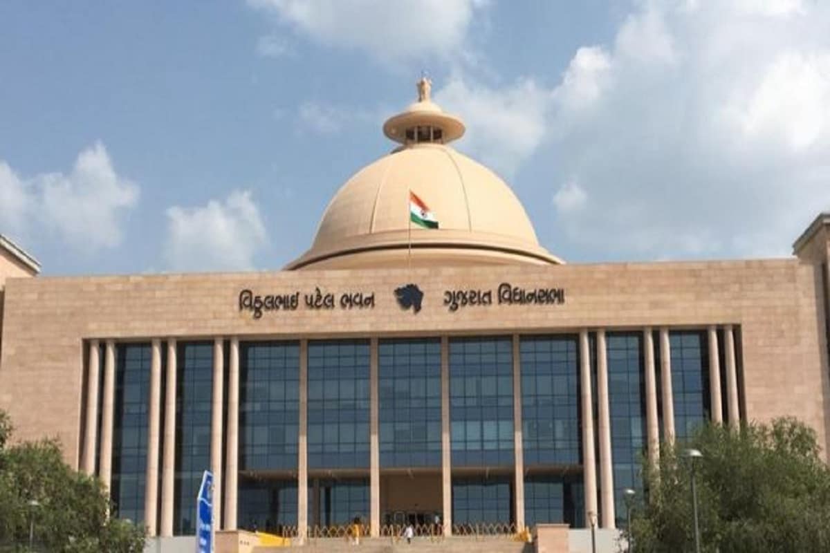 મયૂર માકડિયા, અમદાવાદ : રાજ્યમાં તાતેજરમાં જ યોજાયેલા બજેટના (Gujarat Budget) અભિભાષણમાં નાણા મંત્રી નીતિન (Nitin patel) પટેલે બે લાખ સરકારી નોકરી (Government jobs) અને 20 લાખ ઇતર નોકરીની તકો પુરી પાડવાનું જણાવ્યું હતું. સરકાર દ્વારા સરકારી ભરતી કરવાના અને લાખો લોકોને નોકરી આપવાના વાયદા કરવામાં આવે છે તે હકિકતથી વિપરીત છે. મયૂર માકડિયા, અમદાવાદ : રાજ્યમાં તાતેજરમાં જ યોજાયેલા બજેટના (Gujarat Budget) અભિભાષણમાં નાણા મંત્રી નીતિન (Nitin patel) પટેલે બે લાખ સરકારી નોકરી (Government jobs) અને 20 લાખ ઇતર નોકરીની તકો પુરી પાડવાનું જણાવ્યું હતું. સરકાર દ્વારા સરકારી ભરતી કરવાના અને લાખો લોકોને નોકરી આપવાના વાયદા કરવામાં આવે છે તે હકિકતથી વિપરીત છે.