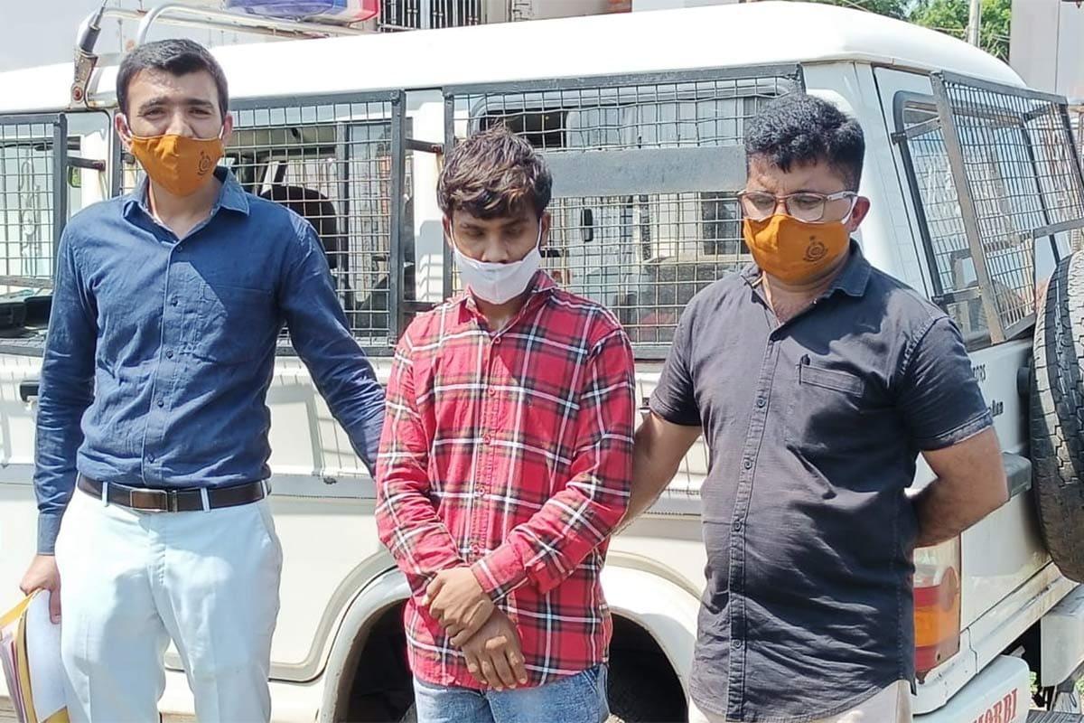અતુલ જોશી, મોરબી: મોરબી (Morbi City)ના સમાકાંઠા વિસ્તારમાં માનવતા મરી પરવારી હોય તેવો કિસ્સો સામે આવ્યો છે. અહીં રહેતા એક પરિવારની પાંચ વર્ષની બાળકી પર બાજુમાં રહેતા પાડોશી યુવકે જ દુષ્કર્મ આચર્યું હતું. આ કેસમાં પોલીસે (Morbi Police) આરોપીની ધરપકડ કરી લીધી છે. આ મામલે મોરબી ડીવાયએસપી રાધિકા ભારાઈ (DySP Radhika Bharai)એ પત્રકાર પરિષદ યોજી માહિતી આપી હતી. પોલીસે કેસમાં સામાકાંઠા વિસ્તારમાં આવેલા લાભનગરમાં રહેતા અને કલરકામ કરતા મૂળ મધ્ય પ્રદેશ (Madhya Pradesh)ના વતની રવિ પરમસુખ બધેલ નામના 20 વર્ષના નરાધમ યુવાનની ધરપકડ કરી છે. રવિએ ગઇકાલ મોડી સાંજે પાડોશમાં રહેતાં પરિવારની પાંચ વર્ષની માસૂમ બાળકીને ફોસલાવી સોસાયટીમાં આવેલા મંદિર નજીક લઈ ગયો હતો, જ્યાં બાળકી પર દુષ્કર્મ આચર્યું હતું. અતુલ જોશી, મોરબી: મોરબી (Morbi City)ના સમાકાંઠા વિસ્તારમાં માનવતા મરી પરવારી હોય તેવો કિસ્સો સામે આવ્યો છે. અહીં રહેતા એક પરિવારની પાંચ વર્ષની બાળકી પર બાજુમાં રહેતા પાડોશી યુવકે જ દુષ્કર્મ આચર્યું હતું. આ કેસમાં પોલીસે (Morbi Police) આરોપીની ધરપકડ કરી લીધી છે. આ મામલે મોરબી ડીવાયએસપી રાધિકા ભારાઈ (DySP Radhika Bharai)એ પત્રકાર પરિષદ યોજી માહિતી આપી હતી. પોલીસે કેસમાં સામાકાંઠા વિસ્તારમાં આવેલા લાભનગરમાં રહેતા અને કલરકામ કરતા મૂળ મધ્ય પ્રદેશ (Madhya Pradesh)ના વતની રવિ પરમસુખ બધેલ નામના 20 વર્ષના નરાધમ યુવાનની ધરપકડ કરી છે. રવિએ ગઇકાલ મોડી સાંજે પાડોશમાં રહેતાં પરિવારની પાંચ વર્ષની માસૂમ બાળકીને ફોસલાવી સોસાયટીમાં આવેલા મંદિર નજીક લઈ ગયો હતો, જ્યાં બાળકી પર દુષ્કર્મ આચર્યું હતું.