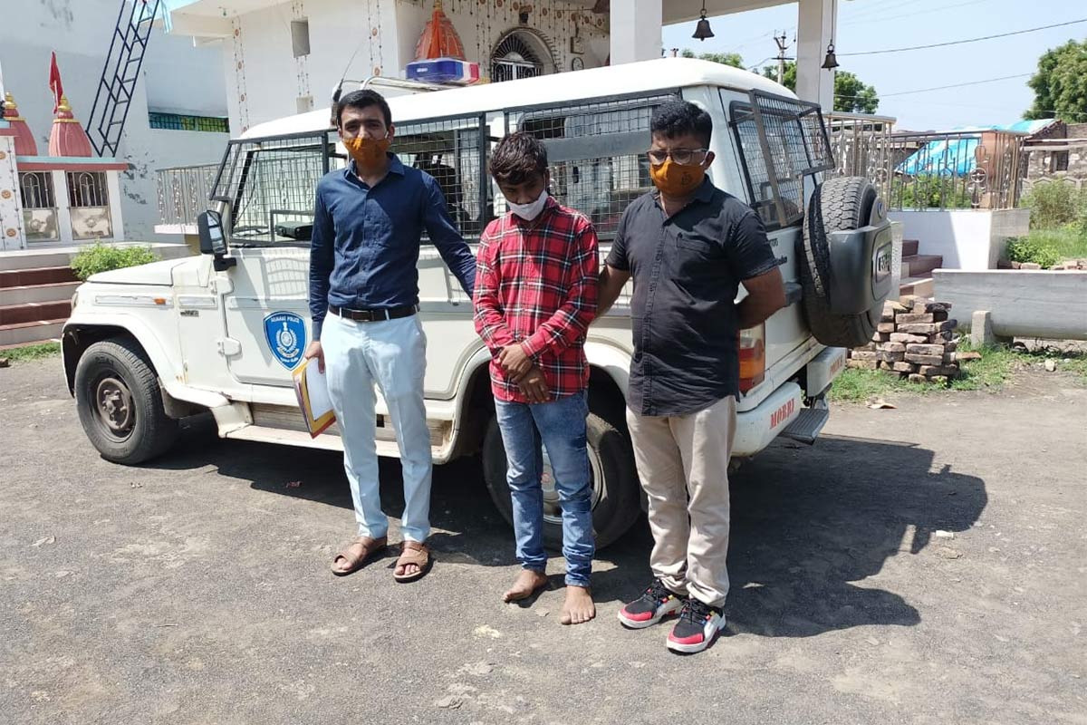 આરોપીના કોરોના ટેસ્ટ બાદ તેની ધરપકડ કરી લેવામાં આવી હતી. બાદમાં નરાધમ યુવાનને લઈને પોલીસે ઘટના સ્થળનું પંચનામું કર્યું હતું. આ સમગ્ર ઘટનાથી મોરબીમાં હાહાકાર મચી જવા પામ્યો છે. આરોપી યુવક પર લોકોની ફિટકારની લાગણી વરસી રહી છે. હાલ પોલીસે આરોપીની વિધિવત ધરપકડ કરી કાયદેસરની કાર્યવાહી હાથ ધરી છે. બીજી તરફ સોશિયલ મીડિયા પર લોકો નરાધમને લોકોને હવાલે કરી દેવાની માંગણી કરી રહ્યા છે. આરોપીના કોરોના ટેસ્ટ બાદ તેની ધરપકડ કરી લેવામાં આવી હતી. બાદમાં નરાધમ યુવાનને લઈને પોલીસે ઘટના સ્થળનું પંચનામું કર્યું હતું. આ સમગ્ર ઘટનાથી મોરબીમાં હાહાકાર મચી જવા પામ્યો છે. આરોપી યુવક પર લોકોની ફિટકારની લાગણી વરસી રહી છે. હાલ પોલીસે આરોપીની વિધિવત ધરપકડ કરી કાયદેસરની કાર્યવાહી હાથ ધરી છે. બીજી તરફ સોશિયલ મીડિયા પર લોકો નરાધમને લોકોને હવાલે કરી દેવાની માંગણી કરી રહ્યા છે.