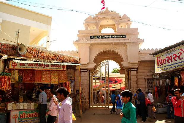 આ મંદિરનાં ગર્ભગૃહમાં અને માતાનાં અલૌકિક સ્વરૂપનાં દર્શન કરી ભાવિકો ધન્ય બને છે. આશાપુરા તેમના દ્વારે આવતા સૌ ભક્તોની આશા પૂરી કરે છે તેથી જ આશાપુરા નામ કહેવાય છે. આશાપુરાનું દિવ્ય સ્વરૂપ સૌ કોઈને આકર્ષિત કરે છે. આ મંદિરનાં ગર્ભગૃહમાં અને માતાનાં અલૌકિક સ્વરૂપનાં દર્શન કરી ભાવિકો ધન્ય બને છે. આશાપુરા તેમના દ્વારે આવતા સૌ ભક્તોની આશા પૂરી કરે છે તેથી જ આશાપુરા નામ કહેવાય છે. આશાપુરાનું દિવ્ય સ્વરૂપ સૌ કોઈને આકર્ષિત કરે છે.