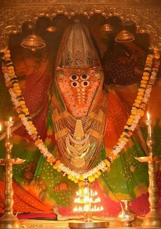 પરંતુ કોરોનાના કારણે મંદિરમાં દર્શનનો લાભ નહીં મળી શકે. હાલ પ્રાંત અધિકારી અને જાગીરના ટ્રસ્ટીઓની બેઠકમાં કોરોનાના સંક્રમણને લઇને ભક્તો માટે મંદિર બંધ રાખવા નિર્ણય લેવાયો છે..આ અંગેનું જાહેરનામું પણ બહાર પાડવામા આવ્યું જેમાં 13 થી 25 ઓકટોંબર સુધી દ્વાર બંધ રહેશે. પરંતુ કોરોનાના કારણે મંદિરમાં દર્શનનો લાભ નહીં મળી શકે. હાલ પ્રાંત અધિકારી અને જાગીરના ટ્રસ્ટીઓની બેઠકમાં કોરોનાના સંક્રમણને લઇને ભક્તો માટે મંદિર બંધ રાખવા નિર્ણય લેવાયો છે..આ અંગેનું જાહેરનામું પણ બહાર પાડવામા આવ્યું જેમાં 13 થી 25 ઓકટોંબર સુધી દ્વાર બંધ રહેશે.