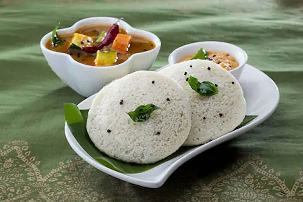 સેલમમાં ઉપલબ્ધ થનારી મોદી ઈડલીનો ભાવ 10 રૂપિયા રાખવામાં આવ્યો છે. 10 રૂપિયામાં લોકોને 4 નંગ ઈડલી આપવામાં આવશે. તેની સાથે સાંભર પણ મળશે. શહેરમાં પહેલા 22 દુકાનો પર આ ઉપલબ્ધ હશે. ત્યારબાદ તેના વેચાણના હિસાબથી દુકાનો વધારવામાં આવશે. (પ્રતીકાત્મક તસવીર) સેલમમાં ઉપલબ્ધ થનારી મોદી ઈડલીનો ભાવ 10 રૂપિયા રાખવામાં આવ્યો છે. 10 રૂપિયામાં લોકોને 4 નંગ ઈડલી આપવામાં આવશે. તેની સાથે સાંભર પણ મળશે. શહેરમાં પહેલા 22 દુકાનો પર આ ઉપલબ્ધ હશે. ત્યારબાદ તેના વેચાણના હિસાબથી દુકાનો વધારવામાં આવશે. (પ્રતીકાત્મક તસવીર)