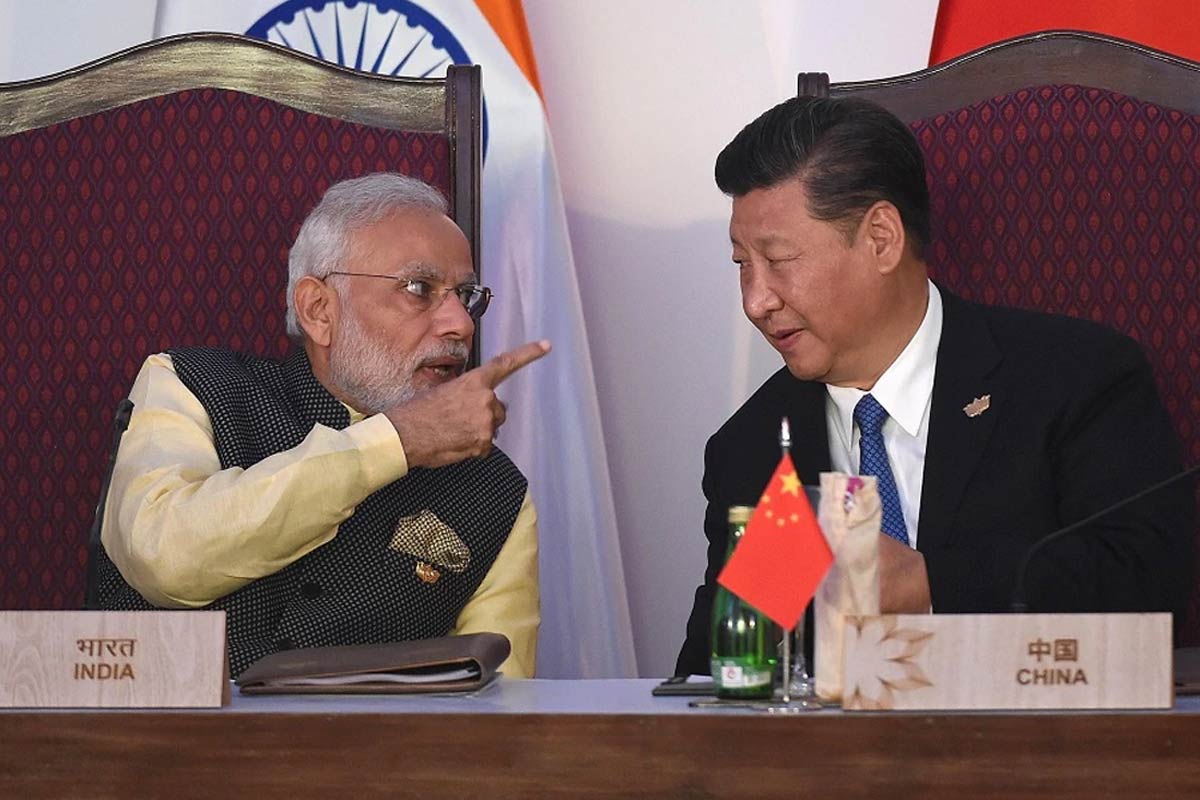 નવી દિલ્હીઃ ભારત અને ચીન (India China Faceoff)ની વચ્ચે ચાલી રહેલા ગતિરોધની વચ્ચે વડાપ્રધાન નરેન્દ્ર મોદી (PM Narendra Modi) અને ચીનના રાષ્ટ્રપ્રમુખ શી જિનપિંગ (Xi Jinping)ની મુલાકાત થઈ શકે છે. સમાચાર એજન્સી PTIના અહેવાલ મુજબ, ગુરુવારે બંને નેતાઓની મુલાકાત પર ચર્ચા થઈ શકે છે. માનવામાં આવી રહ્યું છે કે બંને દેશોની વચ્ચે બેઠક શંઘાઈ સહયોગ સંગઠન (SCO)માં થશે. નવી દિલ્હીઃ ભારત અને ચીન (India China Faceoff)ની વચ્ચે ચાલી રહેલા ગતિરોધની વચ્ચે વડાપ્રધાન નરેન્દ્ર મોદી (PM Narendra Modi) અને ચીનના રાષ્ટ્રપ્રમુખ શી જિનપિંગ (Xi Jinping)ની મુલાકાત થઈ શકે છે. સમાચાર એજન્સી PTIના અહેવાલ મુજબ, ગુરુવારે બંને નેતાઓની મુલાકાત પર ચર્ચા થઈ શકે છે. માનવામાં આવી રહ્યું છે કે બંને દેશોની વચ્ચે બેઠક શંઘાઈ સહયોગ સંગઠન (SCO)માં થશે.