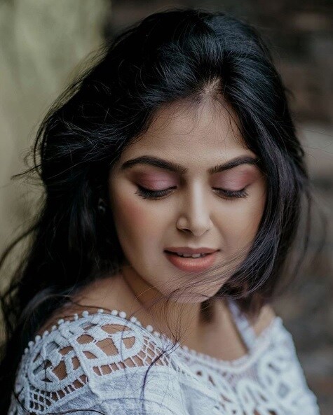 તેનાં સાઉથ ફિલ્મી કરિઅરની વાત કરીએ તો તેણે સાઉથમાં પણ ઘણી ફિલ્મો આપી છે અને તે તેલુગુ ભાષા પણ સુંદર રીતે બોલી શકે છે. બિગ બોસનાં ઘરમાં એન્ટર કરનારી મોનલ સૌથી પહેલી સેલિબ્રિટી હતી. તેનાં સાઉથ ફિલ્મી કરિઅરની વાત કરીએ તો તેણે સાઉથમાં પણ ઘણી ફિલ્મો આપી છે અને તે તેલુગુ ભાષા પણ સુંદર રીતે બોલી શકે છે. બિગ બોસનાં ઘરમાં એન્ટર કરનારી મોનલ સૌથી પહેલી સેલિબ્રિટી હતી.