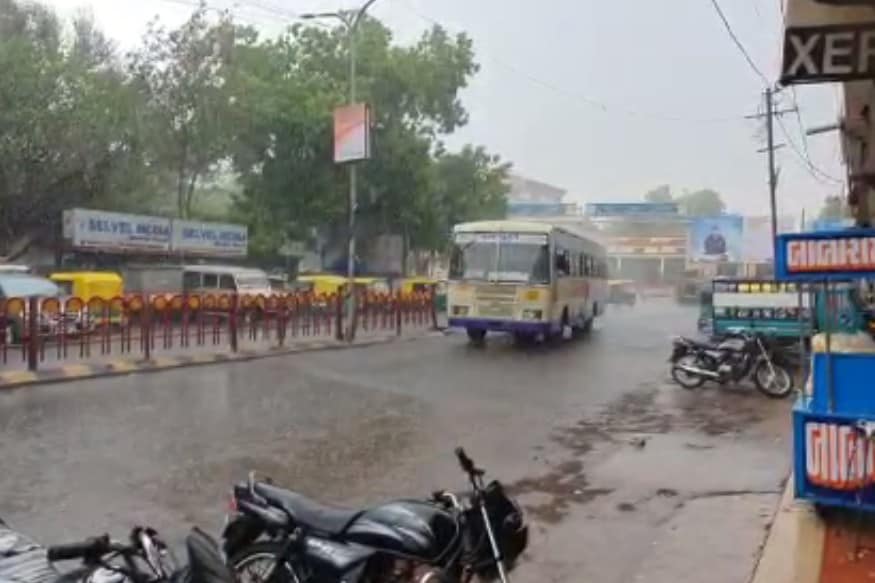 રાજ્યમાં પશ્ચિમ ઉત્તર પશ્ચિમના પવન ફૂંકાઇ રહ્યા છે. જેના કારણે વહેલી સવારે ઠંડા પવન અને બપોરે ગરમીનો અહેસાસ થઈ રહ્યો છે. વરસાદે વિરામ લેતા તાપમાનમાં એકા એક વધારો થયો છે. મહત્તમ તાપમાન 35 ડીગ્રી આસપાસ પહોંચી ગયું છે. તાપમાન વધતા ઉકળાટનું પ્રમાણ વધ્યું છે. હાલના દિવસોમાં બે ઋતુઓનો અહેસાસ થઈ રહ્યો છે. નોંધનીય છે કે, હવામાન વિભાગ દ્વારા આગાહી કરવામાં આવી હતી કે, 10થી 12 સપ્ટેમ્બર દરમિયાન રાજ્યના કેટલાક વિસ્તારોમાં વરસાદ વરસશે. રાજ્યમાં પશ્ચિમ ઉત્તર પશ્ચિમના પવન ફૂંકાઇ રહ્યા છે. જેના કારણે વહેલી સવારે ઠંડા પવન અને બપોરે ગરમીનો અહેસાસ થઈ રહ્યો છે. વરસાદે વિરામ લેતા તાપમાનમાં એકા એક વધારો થયો છે. મહત્તમ તાપમાન 35 ડીગ્રી આસપાસ પહોંચી ગયું છે. તાપમાન વધતા ઉકળાટનું પ્રમાણ વધ્યું છે. હાલના દિવસોમાં બે ઋતુઓનો અહેસાસ થઈ રહ્યો છે. નોંધનીય છે કે, હવામાન વિભાગ દ્વારા આગાહી કરવામાં આવી હતી કે, 10થી 12 સપ્ટેમ્બર દરમિયાન રાજ્યના કેટલાક વિસ્તારોમાં વરસાદ વરસશે.