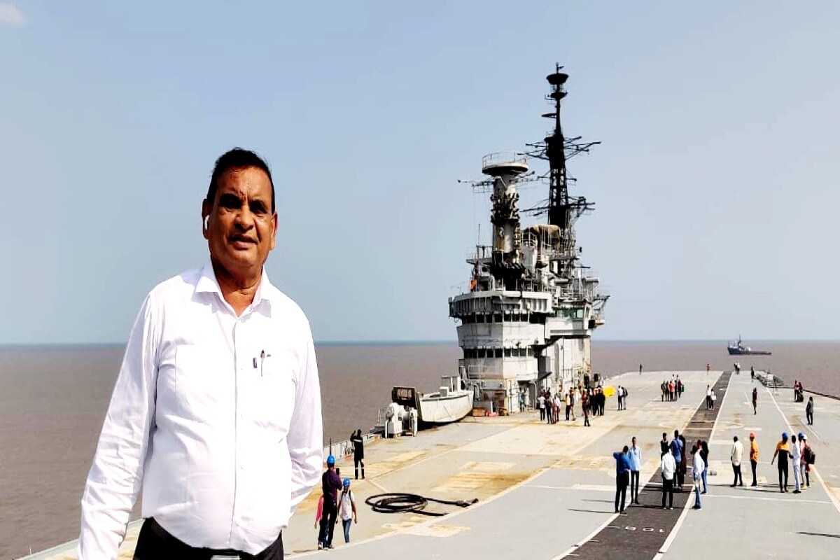 અમરેલી : કોરોના વાયરસના અજગર ભરડામાં ભારતીય જનતા પાર્ટીના વધુ એક સાંસદ આવી ગયા છે. અમરેલીના સાંસદ નારણ ભાઈ કાછડિયાએ આજે સોશિયલ મીડિયામાં જાણકારી આપી કે તેઓ કોરોના વાયરસથી સંક્રમિત થયા છે અને તેમના સંપર્કમાં આવેલા લોકો ટેસ્ટ કરાવે અથવા તો આઇસોલેટ થઈ જાય. જોકે, ચિંતાની વાત એ છે કે કાછડિયાએ ગઈકાલે અલંગ ખાતે યોજાયેલી INS વિરાટ યુદ્ધ જહાજની વિદાય સેરેમનીમાં રંગેચંગે ભાગ લીધો હતો. એટલું જ નહીં તેમની હેલિકોપ્ટમાં કેન્દ્રીય મંત્રી મનસુખ માંડવિયા સાથેની સેલ્ફી મૂકી છે. અમરેલી : કોરોના વાયરસના અજગર ભરડામાં ભારતીય જનતા પાર્ટીના વધુ એક સાંસદ આવી ગયા છે. અમરેલીના સાંસદ નારણ ભાઈ કાછડિયાએ આજે સોશિયલ મીડિયામાં જાણકારી આપી કે તેઓ કોરોના વાયરસથી સંક્રમિત થયા છે અને તેમના સંપર્કમાં આવેલા લોકો ટેસ્ટ કરાવે અથવા તો આઇસોલેટ થઈ જાય. જોકે, ચિંતાની વાત એ છે કે કાછડિયાએ ગઈકાલે અલંગ ખાતે યોજાયેલી INS વિરાટ યુદ્ધ જહાજની વિદાય સેરેમનીમાં રંગેચંગે ભાગ લીધો હતો. એટલું જ નહીં તેમની હેલિકોપ્ટમાં કેન્દ્રીય મંત્રી મનસુખ માંડવિયા સાથેની સેલ્ફી મૂકી છે.