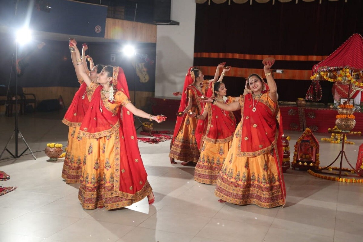 કોરોનાને કારણે આ વર્ષે અન્ય તહેવારોની જેમ નવરાત્રિના તહેવારને પણ ગ્રહણ લાગ્યું છે ત્યારે સુરતનું ગરબા રસિકોનું ગ્રુપ કંઈક અનોખી જ રીતે ગરબા રમશે. આ ગરબા રસિકોનું ગ્રુપ સાહિત્યકાર સ્વ. ભગવતીકુમાર શર્મા દ્વારા લખાયેલા એક ગરબા સહિત અનેક પ્રાચીન ગરબા પર પર ગ્રુપ ઓનલાઈન ગરબા કરશે. ગરબાના સ્ટેપ્સમાં ખાસ કરીને પ્રાચીન ગરબાને મહત્વ આપ્યું છે જેમાં માથા પર એકથી વધુ બેડાં,ગરબી, મઢ, મઠ, દીવા, ઘંટ વગેરેનો ઉપયોગ કરવામાં આવ્યો છે. વળી કોરોનાને કારણે સેનેટાઈઝર અને સોશિયલ ડિસ્ટનસિંગ જળવાઈ રહે તે વિષયે પણ ધ્યાન કેન્દ્રિત કરીને સ્ટેપ બનાવ્યા છે. જાહેર સ્થળપને બદલે લોકો પોતાના ઘરમાં પરિવાર સાથે ગરબા રમિ શકેતે માટે આ ગરબાના ગીતો તૈયાર કરાય રહ્યા છે. કોરોનાને કારણે આ વર્ષે અન્ય તહેવારોની જેમ નવરાત્રિના તહેવારને પણ ગ્રહણ લાગ્યું છે ત્યારે સુરતનું ગરબા રસિકોનું ગ્રુપ કંઈક અનોખી જ રીતે ગરબા રમશે. આ ગરબા રસિકોનું ગ્રુપ સાહિત્યકાર સ્વ. ભગવતીકુમાર શર્મા દ્વારા લખાયેલા એક ગરબા સહિત અનેક પ્રાચીન ગરબા પર પર ગ્રુપ ઓનલાઈન ગરબા કરશે. ગરબાના સ્ટેપ્સમાં ખાસ કરીને પ્રાચીન ગરબાને મહત્વ આપ્યું છે જેમાં માથા પર એકથી વધુ બેડાં,ગરબી, મઢ, મઠ, દીવા, ઘંટ વગેરેનો ઉપયોગ કરવામાં આવ્યો છે. વળી કોરોનાને કારણે સેનેટાઈઝર અને સોશિયલ ડિસ્ટનસિંગ જળવાઈ રહે તે વિષયે પણ ધ્યાન કેન્દ્રિત કરીને સ્ટેપ બનાવ્યા છે. જાહેર સ્થળપને બદલે લોકો પોતાના ઘરમાં પરિવાર સાથે ગરબા રમિ શકેતે માટે આ ગરબાના ગીતો તૈયાર કરાય રહ્યા છે.