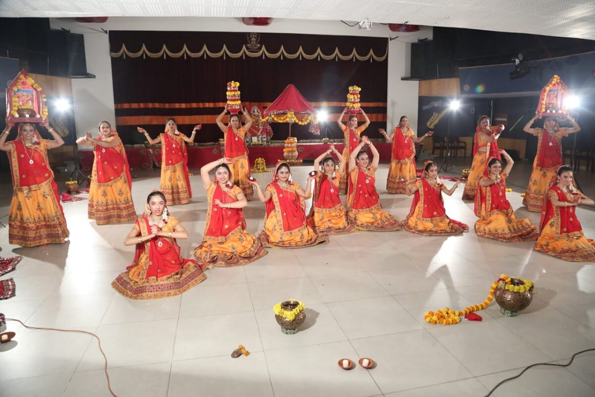 ચિંતન વસીએ કહ્યું કે , જરૂરી નથી કે ગરબા પાર્ટી પ્લોટમાં જ રમાય આપણે ગરબા માતાજીની આરાધના માટે આપણે રમીએ છીએ તો નવા કન્સ્પેટ સાથે આ વર્ષે ઘર, બંગલાના ધાબા પર ધરમા હોય તો બાલ્કનીમાં જ રહી ને ગરબા રમીશું. જેથી 7 વર્ષના બાળકથી લઈને 70 વર્ષના વૃધ્ધો પણ માતાજીની આરાધના કરી શકે અને ઓનલાઈન પ્લેટફોર્મ થતી એકબીજા સાથે જોડાયેલા પણ રહીશું. ચિંતન વસીએ કહ્યું કે , જરૂરી નથી કે ગરબા પાર્ટી પ્લોટમાં જ રમાય આપણે ગરબા માતાજીની આરાધના માટે આપણે રમીએ છીએ તો નવા કન્સ્પેટ સાથે આ વર્ષે ઘર, બંગલાના ધાબા પર ધરમા હોય તો બાલ્કનીમાં જ રહી ને ગરબા રમીશું. જેથી 7 વર્ષના બાળકથી લઈને 70 વર્ષના વૃધ્ધો પણ માતાજીની આરાધના કરી શકે અને ઓનલાઈન પ્લેટફોર્મ થતી એકબીજા સાથે જોડાયેલા પણ રહીશું.