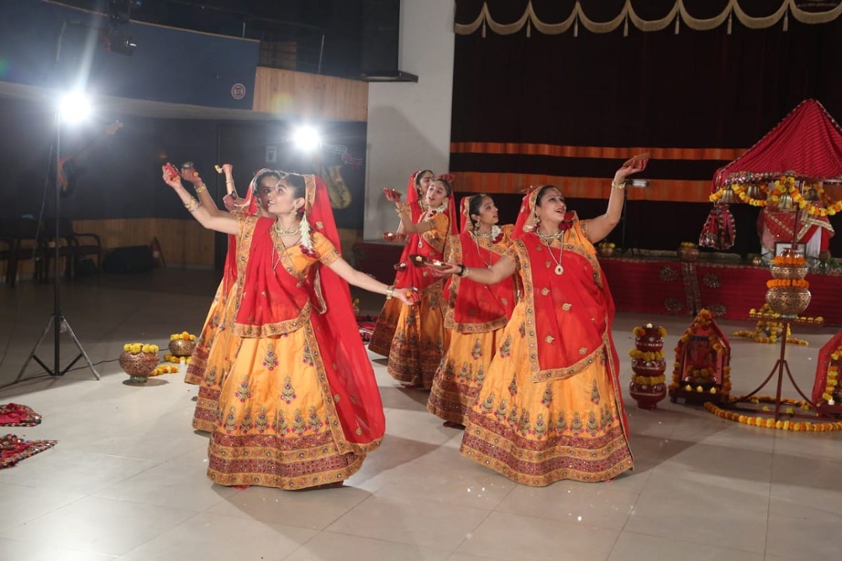 અનેક લોકો નવરાત્રીમાં દર વર્ષે ઉપવાસ કરે છે. જો કે કોરોના કાળમાં આસ્થા, શ્રદ્ધા અને તબિયત બધુ સચવાઇ જાય તે માટે ઉપવાસ દરમિયાન આ વખતે કેટલીક વસ્તુઓનું વધુ ધ્યાન રાખવું જરૂરી છે. વળી આ ઉપવાસ દરમિયાન મન અને વિચારોથી પણ શુદ્ધ થવું એટલું જ જરૂરી છે. માટે સારા વિચારો કરવા પણ નવરાત્રી સમયે જરૂરી છે. અનેક લોકો નવરાત્રીમાં દર વર્ષે ઉપવાસ કરે છે. જો કે કોરોના કાળમાં આસ્થા, શ્રદ્ધા અને તબિયત બધુ સચવાઇ જાય તે માટે ઉપવાસ દરમિયાન આ વખતે કેટલીક વસ્તુઓનું વધુ ધ્યાન રાખવું જરૂરી છે. વળી આ ઉપવાસ દરમિયાન મન અને વિચારોથી પણ શુદ્ધ થવું એટલું જ જરૂરી છે. માટે સારા વિચારો કરવા પણ નવરાત્રી સમયે જરૂરી છે.
