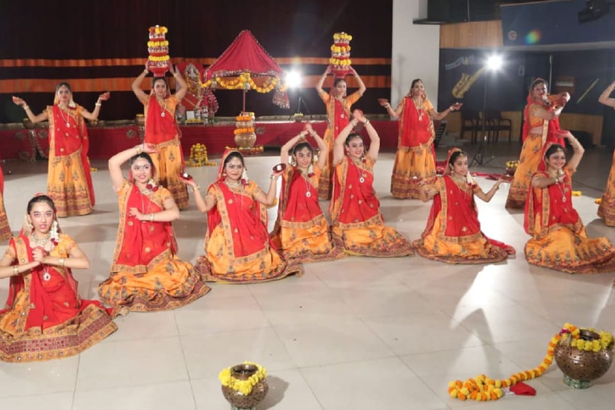 પ્રજ્ઞેશ વ્યાસ, સુરત : ચાલુ વર્ષે કોરોનાને કારણે અનેક તહેવારો પર તેનું ગ્રહણ લાગ્યું છે. ત્યારે જેમાં એક તહેવાર નવરાત્રી પણ છે. નવરાત્રી એટલે ગુજરાત, ગુજરાતી જયા હોય ત્યા ગરબાની રમઝટ ન હોય તે શકય નથી. પરંતુ આ વખતે ગુજરાતમાં જ ગરબા નથી યોજાવાના, પરંતુ લોકોના ઘર સુધી પ્રાચીન, અરવાચીન અને શેરી ગરબા પહોચે તે માટે ખાસ સુરતના એક ગ્રુપ દ્વારા નવ દિવસના નવ અલગ અલગ ગરબાનું શુટીંગ આજે સુરતમાંકર્યું હતું, આ ગરબા આગામી મંગળવારે રાજયના સીએમને આપવામાં આવશે અને ત્યાર બાદ ડિજિટલ માધ્યમથી લોન્ચ કરવામાં આવશે. આ ગરબાને લોકોના ઘર સુધી પહોચાડવામાં આવશે જેથી લોકો પોતાના ઘરમાં માતાજીની આરાધના સાથે ગરબા રમી શકે. પ્રજ્ઞેશ વ્યાસ, સુરત : ચાલુ વર્ષે કોરોનાને કારણે અનેક તહેવારો પર તેનું ગ્રહણ લાગ્યું છે. ત્યારે જેમાં એક તહેવાર નવરાત્રી પણ છે. નવરાત્રી એટલે ગુજરાત, ગુજરાતી જયા હોય ત્યા ગરબાની રમઝટ ન હોય તે શકય નથી. પરંતુ આ વખતે ગુજરાતમાં જ ગરબા નથી યોજાવાના, પરંતુ લોકોના ઘર સુધી પ્રાચીન, અરવાચીન અને શેરી ગરબા પહોચે તે માટે ખાસ સુરતના એક ગ્રુપ દ્વારા નવ દિવસના નવ અલગ અલગ ગરબાનું શુટીંગ આજે સુરતમાંકર્યું હતું, આ ગરબા આગામી મંગળવારે રાજયના સીએમને આપવામાં આવશે અને ત્યાર બાદ ડિજિટલ માધ્યમથી લોન્ચ કરવામાં આવશે. આ ગરબાને લોકોના ઘર સુધી પહોચાડવામાં આવશે જેથી લોકો પોતાના ઘરમાં માતાજીની આરાધના સાથે ગરબા રમી શકે.