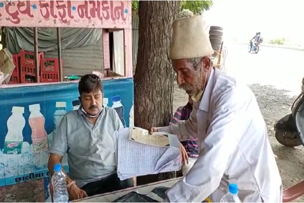 65 વર્ષીય વૃદ્ધ ખેડૂત પોતાની માંગણીઓ એટલે કે બોગસ રીતે જમીન પડાવી લેવાના કૌભાંડ બાબતે પોતાને ન્યાય મળે માટે ગીર સોમનાથથી ગાંધીનગર સુધી જવા માટે સાઈકલ લઈને નીકળી પડ્યા છે. જોકે, તેઓ આજે રવિવારે સાઈકલ (Cycle) લઈને લીંબડી (limbadi) પહોંચતા લીંબડીના ખેડૂતોએ આંટી પહેરાવીને આ 65 વર્ષિય વૃધ્ધનુ સન્માન કર્યું હતું. 65 વર્ષીય વૃદ્ધ ખેડૂત પોતાની માંગણીઓ એટલે કે બોગસ રીતે જમીન પડાવી લેવાના કૌભાંડ બાબતે પોતાને ન્યાય મળે માટે ગીર સોમનાથથી ગાંધીનગર સુધી જવા માટે સાઈકલ લઈને નીકળી પડ્યા છે. જોકે, તેઓ આજે રવિવારે સાઈકલ (Cycle) લઈને લીંબડી (limbadi) પહોંચતા લીંબડીના ખેડૂતોએ આંટી પહેરાવીને આ 65 વર્ષિય વૃધ્ધનુ સન્માન કર્યું હતું.