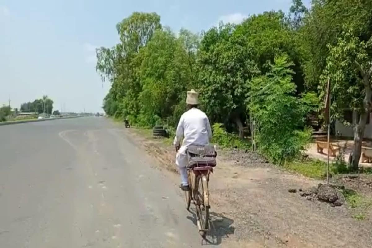 અરસીભાઈ રામે જણાવ્યું હતું કે હું છેલ્લાં 2000થી મારી માગણીઓની લડત આપી રહ્યો છું ત્યારે હાલ 20 વર્ષ પસાર થયા છે છતાં મને તંત્ર દ્વારા કોઈ પણ પ્રકારનો ન્યાય આપવામાં આવ્યો નથી. અરસીભાઈ રામે જણાવ્યું હતું કે હું છેલ્લાં 2000થી મારી માગણીઓની લડત આપી રહ્યો છું ત્યારે હાલ 20 વર્ષ પસાર થયા છે છતાં મને તંત્ર દ્વારા કોઈ પણ પ્રકારનો ન્યાય આપવામાં આવ્યો નથી.