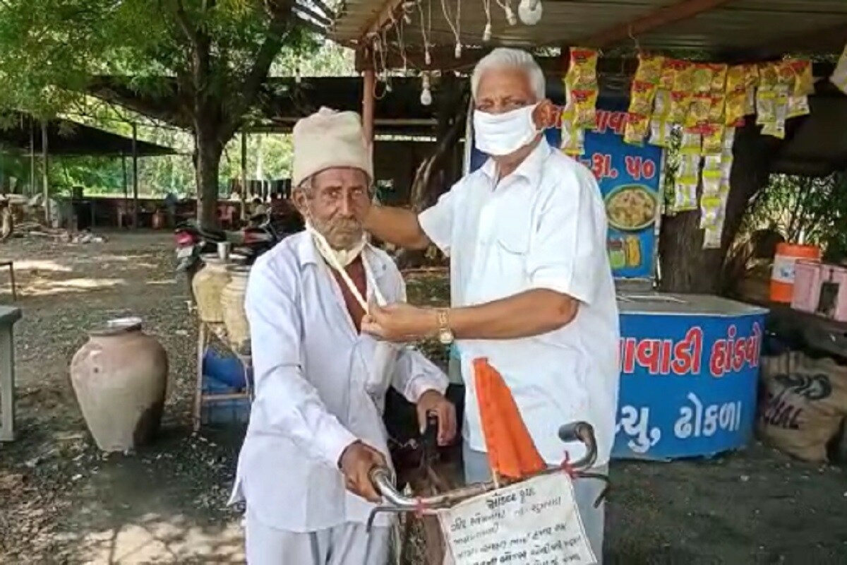 રાજુદાગન ગઢવી, સુરેન્દ્રનગરઃ સામન્ય રીતે કોઈને પણ અન્યાય થાય ત્યારે ન્યાયતંત્ર અથવા જવાબદાર તંત્ર સામે ન્યાયની માંગણી (Demand for justice) કરવામાં આવે છે. જોકે, વરસો વીતી જાય તો પણ ન્યાય ન મળે તો ન્યાય માટે કંઈક અલગ રસ્તો અપનાવતા હોય છે. આવા જ એક ન્યાયથી વંચિત એવા વૃદ્ધ દાદાએ (Oldage man) પણ અનોખો રસ્તો અપનાવ્યો છે. રાજુદાગન ગઢવી, સુરેન્દ્રનગરઃ સામન્ય રીતે કોઈને પણ અન્યાય થાય ત્યારે ન્યાયતંત્ર અથવા જવાબદાર તંત્ર સામે ન્યાયની માંગણી (Demand for justice) કરવામાં આવે છે. જોકે, વરસો વીતી જાય તો પણ ન્યાય ન મળે તો ન્યાય માટે કંઈક અલગ રસ્તો અપનાવતા હોય છે. આવા જ એક ન્યાયથી વંચિત એવા વૃદ્ધ દાદાએ (Oldage man) પણ અનોખો રસ્તો અપનાવ્યો છે.