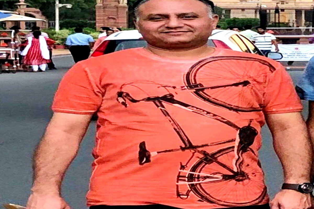 તપાસ કરતા કારમાંથી તેમનો મૃતદેહ મળી આવ્યો હતો. આ મામલે ગાંધીનગરના સેક્ટર 7 પોલીસ મથકમાં અકસ્માતે મોતનો ગુનો નોંધી વધુ તપાસ કરવામાં આવી છે. જોકે, તેમણે ક્યા કારણોસર આ પગલું ભર્યુ તેનું રહસ્ય ઘેરાયું છે. તપાસ કરતા કારમાંથી તેમનો મૃતદેહ મળી આવ્યો હતો. આ મામલે ગાંધીનગરના સેક્ટર 7 પોલીસ મથકમાં અકસ્માતે મોતનો ગુનો નોંધી વધુ તપાસ કરવામાં આવી છે. જોકે, તેમણે ક્યા કારણોસર આ પગલું ભર્યુ તેનું રહસ્ય ઘેરાયું છે.