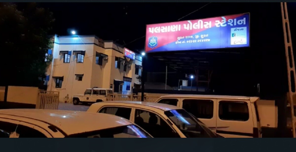 ઝારખંડની એક મહિલાએ સુરતમાં સિલાઈ કામ શીખવવાના બહાને 30 જેટલી યુવતીઓને છેતરીને લાવી હતી. સુરતના પલસાણા પોલીસ સ્ટેશન હદ વિસ્તારમાં ચાલતી ઝીંગા ફેકટરી પલસાણાના માખીનગા ગામની ફેક્ટરીમાં કામ કરવા લઈ આવવામાં આવી હતી. આ 30 યુવતીઓમાં 6 સગીર વયની કિશોરીઓ પણ છે. જ્યારે 24 યુવતી પુખ્ત વયની હોય તમામને છેતરીને મંજુદેવી નામની મહિલા સુરત લાવી હોવાની ફરિયાદ ઝારખંડના રાંચી પોલીસ સ્ટેશનમાં નોંધાઇ હતી. ઝારખંડની એક મહિલાએ સુરતમાં સિલાઈ કામ શીખવવાના બહાને 30 જેટલી યુવતીઓને છેતરીને લાવી હતી. સુરતના પલસાણા પોલીસ સ્ટેશન હદ વિસ્તારમાં ચાલતી ઝીંગા ફેકટરી પલસાણાના માખીનગા ગામની ફેક્ટરીમાં કામ કરવા લઈ આવવામાં આવી હતી. આ 30 યુવતીઓમાં 6 સગીર વયની કિશોરીઓ પણ છે. જ્યારે 24 યુવતી પુખ્ત વયની હોય તમામને છેતરીને મંજુદેવી નામની મહિલા સુરત લાવી હોવાની ફરિયાદ ઝારખંડના રાંચી પોલીસ સ્ટેશનમાં નોંધાઇ હતી.