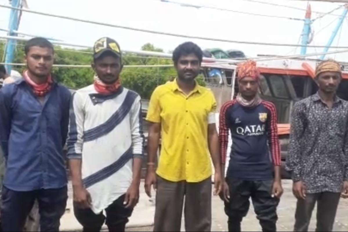 સાંસદ રાજેશ ચુડાસમાએ સંસદમાં માછીમારીનો વેદનાને વાચા આપી: જૂનાગઢ-ગીર સોમનાથના સાંસદ રાજેશ ચુડાસમાએ ગીરના માછીમારોની વેદનાને સંદમાં વાચા આપી છે. સંસદના વર્તમાન સત્રમાં રાજેશ ચુડાસમાએ પાકિસ્તાનની જેલમાં ત્રણ વર્ષથી બંધ ગીર-સોમનાથનાં 271 જેટલા માછીમારોને છોડાવવા સંસદમાં રજુઆત કરી હતી. સાંસદની રજુઆત બાદ પાકિસ્તાનની જેલમાં સબડી રહેલા ગુજરાતના માછીમારોનો બહુ ઝડપથી છૂટકારો થાય તેવી આશા જીવંત બની છે. સાંસદ રાજેશ ચુડાસમાએ સંસદમાં માછીમારીનો વેદનાને વાચા આપી: જૂનાગઢ-ગીર સોમનાથના સાંસદ રાજેશ ચુડાસમાએ ગીરના માછીમારોની વેદનાને સંદમાં વાચા આપી છે. સંસદના વર્તમાન સત્રમાં રાજેશ ચુડાસમાએ પાકિસ્તાનની જેલમાં ત્રણ વર્ષથી બંધ ગીર-સોમનાથનાં 271 જેટલા માછીમારોને છોડાવવા સંસદમાં રજુઆત કરી હતી. સાંસદની રજુઆત બાદ પાકિસ્તાનની જેલમાં સબડી રહેલા ગુજરાતના માછીમારોનો બહુ ઝડપથી છૂટકારો થાય તેવી આશા જીવંત બની છે.