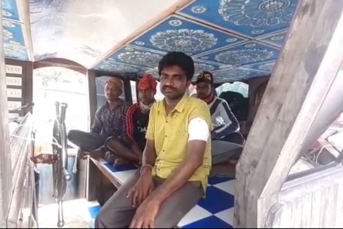 આ દરમિયાન પાકિસ્તાન મેરીટાઈમ સિક્યુરિટી એજન્સી પોતાની શીપ સાથે ત્યાં ધસી આવી હતી અને પોરબંદરની આ બોટ પર માછીમારો કંઈ સમજે તે પહેલા જ અંધાધૂંધ ગોળીબાર શરુ કર્યો હતો. આ દરમિયાન એક ગોળી બોટના ટંડેલ ધીરુ બામણીયાના હાથે લાગી હતી. એક ગોળી બોટની કેબિનના કાચમાં લાગી હતી. આ દરમિયાન પાકિસ્તાન મેરીટાઈમ સિક્યુરિટી એજન્સી પોતાની શીપ સાથે ત્યાં ધસી આવી હતી અને પોરબંદરની આ બોટ પર માછીમારો કંઈ સમજે તે પહેલા જ અંધાધૂંધ ગોળીબાર શરુ કર્યો હતો. આ દરમિયાન એક ગોળી બોટના ટંડેલ ધીરુ બામણીયાના હાથે લાગી હતી. એક ગોળી બોટની કેબિનના કાચમાં લાગી હતી.