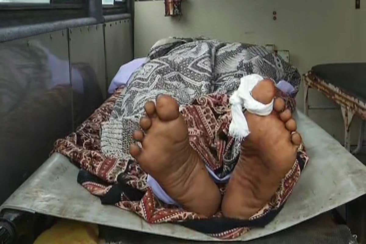 રાજકોટ: રાજકોટ સિવિલ હૉસ્પિટલ (Rajkot Civil Hospital)ની એક પછી એક બેદરકારી બહાર આવી રહી છે. છેલ્લે બે દિવસમાં બનેલા ત્રણ જેટલા બનાવમાં સિવિલ હૉસ્પિટલ વિવાદમાં આવી છે. હવે એવી માહિતી સામે આવી છે કે અકસ્માતમાં મોતને ભેટેલા એક વ્યક્તિનો મૃતદેહ તેમના પરિવારજનોને પોસ્ટ મોર્ટમ વગર જ સોંપી દેવામાં આવ્યો છે. જોકે, બાદમાં પોલીસે ફોન કરીને મૃતદેહ પરત મંગાવ્યો હતો. આ દરમિયાન મૃતકના પરિવારજનો મૃતદેહ લઈને અંતિમવિધિ માટે ગોંડલ પહોંચી ગયા હતા. બટુકભાઈ નામના વ્યક્તિનું અકસ્માતમાં મોત થયું હતું. નવાઈની વાત એ છે કે બટુકભાઈનો મૃતદેહ સોંપતી વખતે હૉસ્પિટલે એક ચીઠ્ઠી પણ આપી હતી. પરંતુ મૃતદેહ 40 કિલોમીટર દૂર પહોંચી ગયા બાદ હૉસ્પિટલને પોસ્ટ મોર્ટમ ન થયાનું ધ્યાનમાં આવ્યું હતું અને અંતિમવિધિમાંથી મૃતદેહ પરત મંગાવ્યો હતો. તંત્રના આવા આદેશ બાદ પરિવારમાં રોષની લાગણી ફેલાઈ હતી. રાજકોટ: રાજકોટ સિવિલ હૉસ્પિટલ (Rajkot Civil Hospital)ની એક પછી એક બેદરકારી બહાર આવી રહી છે. છેલ્લે બે દિવસમાં બનેલા ત્રણ જેટલા બનાવમાં સિવિલ હૉસ્પિટલ વિવાદમાં આવી છે. હવે એવી માહિતી સામે આવી છે કે અકસ્માતમાં મોતને ભેટેલા એક વ્યક્તિનો મૃતદેહ તેમના પરિવારજનોને પોસ્ટ મોર્ટમ વગર જ સોંપી દેવામાં આવ્યો છે. જોકે, બાદમાં પોલીસે ફોન કરીને મૃતદેહ પરત મંગાવ્યો હતો. આ દરમિયાન મૃતકના પરિવારજનો મૃતદેહ લઈને અંતિમવિધિ માટે ગોંડલ પહોંચી ગયા હતા. બટુકભાઈ નામના વ્યક્તિનું અકસ્માતમાં મોત થયું હતું. નવાઈની વાત એ છે કે બટુકભાઈનો મૃતદેહ સોંપતી વખતે હૉસ્પિટલે એક ચીઠ્ઠી પણ આપી હતી. પરંતુ મૃતદેહ 40 કિલોમીટર દૂર પહોંચી ગયા બાદ હૉસ્પિટલને પોસ્ટ મોર્ટમ ન થયાનું ધ્યાનમાં આવ્યું હતું અને અંતિમવિધિમાંથી મૃતદેહ પરત મંગાવ્યો હતો. તંત્રના આવા આદેશ બાદ પરિવારમાં રોષની લાગણી ફેલાઈ હતી.