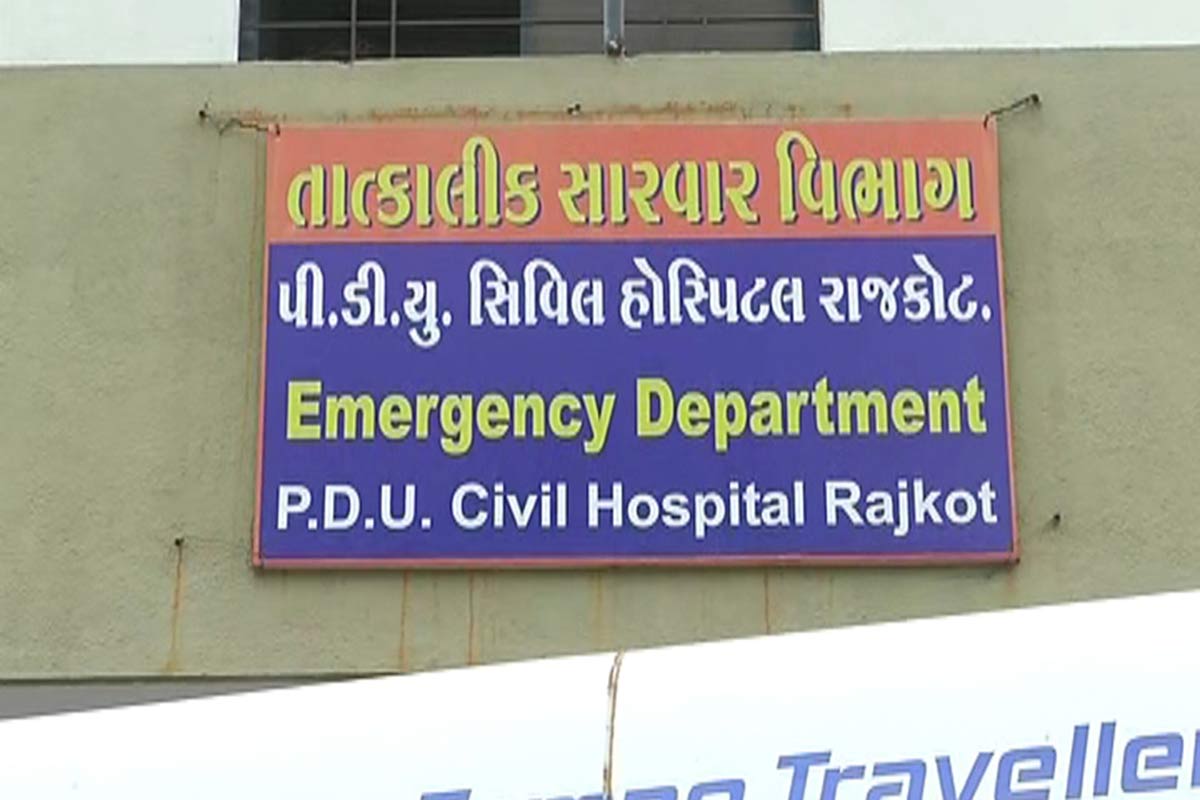 ઉલ્લેખનીય છે કે ગુરુવારે પણ રાજકોટ સિવિલ હૉસ્પિટલ ચર્ચામાં રહી હતી. અહીં એક કોરોના દર્દીને માર મારવામાં આવ્યાનો વીડિયો વાયરલ થયા બાદ ચકચાર મચી હતી. જે બાદમાં માલુમ પડ્યું હતું કે આ દર્દીનું 12મી સપ્ટેમ્બરના રોજ મોત થયું છે. આ મામલે મૃતકના નાનાભાઈએ આક્ષેપ લગાવ્યો છે કે તેના ભાઈનું મોત કોરોનાથી નહીં પરંતુ સિવિલમાં માર મારવાથી થયું છે. ઉલ્લેખનીય છે કે ગુરુવારે પણ રાજકોટ સિવિલ હૉસ્પિટલ ચર્ચામાં રહી હતી. અહીં એક કોરોના દર્દીને માર મારવામાં આવ્યાનો વીડિયો વાયરલ થયા બાદ ચકચાર મચી હતી. જે બાદમાં માલુમ પડ્યું હતું કે આ દર્દીનું 12મી સપ્ટેમ્બરના રોજ મોત થયું છે. આ મામલે મૃતકના નાનાભાઈએ આક્ષેપ લગાવ્યો છે કે તેના ભાઈનું મોત કોરોનાથી નહીં પરંતુ સિવિલમાં માર મારવાથી થયું છે.