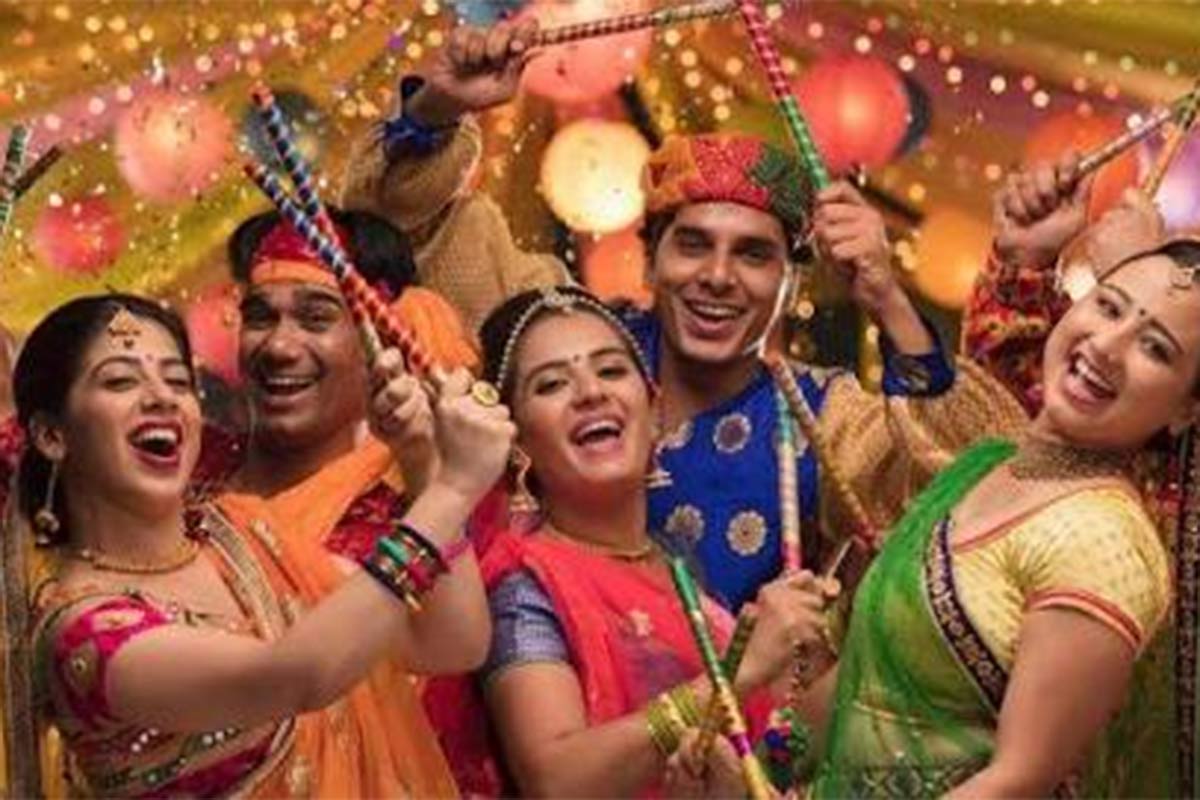 રાજકોટમાં ઓગસ્ટમાં જ પાસનું બુકિંગ શરૂ : કોરોનાનો કહેર (Coronavirus) ચાલી રહ્યો છે ત્યારે સરકાર નવરાત્રી (Navratri 2020)ના આયોજનને મંજૂરી આપે છે કે નહીં તે સૌથી મોટો સવાલ છે. આવા સમયે રાજકોટમાં ઓગસ્ટ મહિનામાં જ એક મોટા આયોજકે નવરાત્રી માટેના પાસ બુકિંગ (Navratri Pass Booking)ની પ્રાથમિક પ્રક્રિયા શરૂ કરી હતી. સોશિયલ મીડિયા થકી ખેલૈયાઓને પાસ બુકિંગની શરુઆત કરવામાં આવી હોવાની કરવામાં આવી હતી. આયોજકોને મત મુજબ તેઓ જે તૈયારી કરી રહ્યા છે તે પ્રાથમિક તૈયારી છે. જો સરકાર મંજૂરી આપશે તો નવરાત્રીનું આયોજન કરવામાં આવશે અને જો સરકાર મંજૂરી નહીં આપે તો પાસ કેન્સલ કરવામાં આવશે. રાજકોટમાં ઓગસ્ટમાં જ પાસનું બુકિંગ શરૂ : કોરોનાનો કહેર (Coronavirus) ચાલી રહ્યો છે ત્યારે સરકાર નવરાત્રી (Navratri 2020)ના આયોજનને મંજૂરી આપે છે કે નહીં તે સૌથી મોટો સવાલ છે. આવા સમયે રાજકોટમાં ઓગસ્ટ મહિનામાં જ એક મોટા આયોજકે નવરાત્રી માટેના પાસ બુકિંગ (Navratri Pass Booking)ની પ્રાથમિક પ્રક્રિયા શરૂ કરી હતી. સોશિયલ મીડિયા થકી ખેલૈયાઓને પાસ બુકિંગની શરુઆત કરવામાં આવી હોવાની કરવામાં આવી હતી. આયોજકોને મત મુજબ તેઓ જે તૈયારી કરી રહ્યા છે તે પ્રાથમિક તૈયારી છે. જો સરકાર મંજૂરી આપશે તો નવરાત્રીનું આયોજન કરવામાં આવશે અને જો સરકાર મંજૂરી નહીં આપે તો પાસ કેન્સલ કરવામાં આવશે.