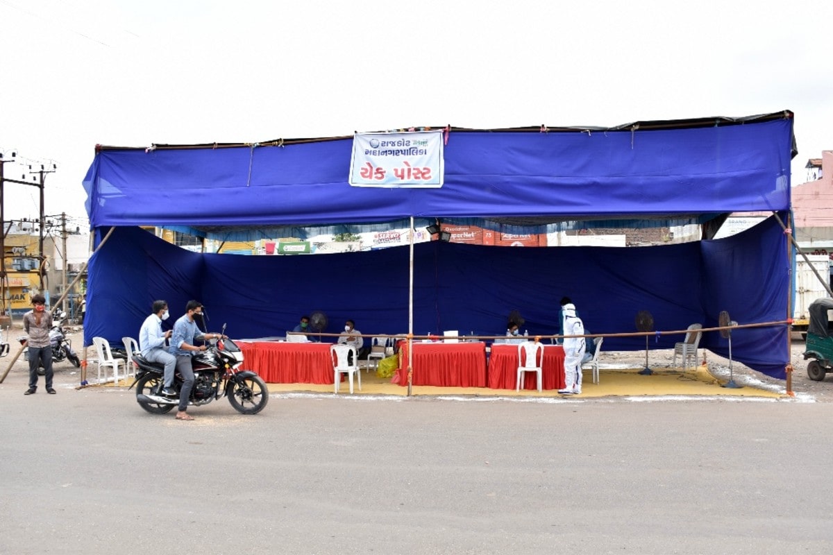 ઉપરાંત સંજીવની રથના માધ્યમથી ક્વોરન્ટાઈન કરાયેલ દર્દીઓનુ સતત ફોલોઅપ લેવામા આવે છે. દર્દીઓને જરૂરી સારવાર મુજબ એઝીથ્રોમાઈસીન, સીપીએમ, પીસીએમ, ફોલીક એસિડ, વિટામીન બી-૧૨, વિટામીન-સી, ઝીંક, પેન્ટો પ્રેજોલ વગેરે દવાઓ આપવામા આવે છે. વધુમાં ડો.અંજલી પેઢડીયા કહે છે કે, મ્યુનિસિપલ કમિશનર ઉદિત અગ્રવાલના માર્ગદર્શન હેઠળ કોરોના વાયરસના સંક્રમણને ખાળવા માટેના પ્રયાસો કરવામા આવી રહ્યા છે. ઉપરાંત સંજીવની રથના માધ્યમથી ક્વોરન્ટાઈન કરાયેલ દર્દીઓનુ સતત ફોલોઅપ લેવામા આવે છે. દર્દીઓને જરૂરી સારવાર મુજબ એઝીથ્રોમાઈસીન, સીપીએમ, પીસીએમ, ફોલીક એસિડ, વિટામીન બી-૧૨, વિટામીન-સી, ઝીંક, પેન્ટો પ્રેજોલ વગેરે દવાઓ આપવામા આવે છે. વધુમાં ડો.અંજલી પેઢડીયા કહે છે કે, મ્યુનિસિપલ કમિશનર ઉદિત અગ્રવાલના માર્ગદર્શન હેઠળ કોરોના વાયરસના સંક્રમણને ખાળવા માટેના પ્રયાસો કરવામા આવી રહ્યા છે.