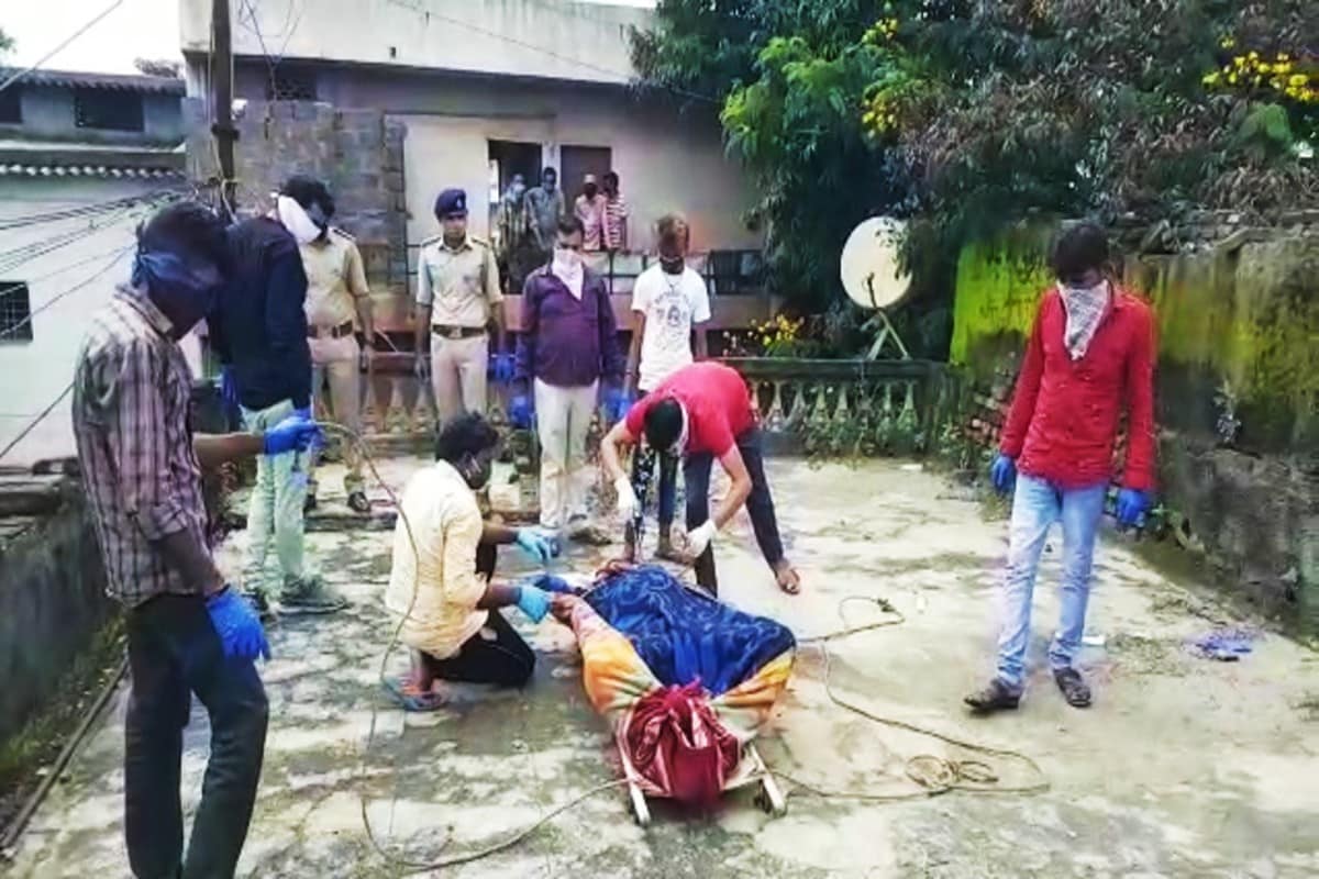 અંકિત પોપટ, રાજકોટ : રાજકોટ શહેરના મવડી (Murder in Rajkot) પ્લોટ વિસ્તારમાં હત્યાનો બનાવ સામે આવ્યો છે. સમગ્ર મામલાની જાણ થતા માલવિયા પોલીસ સ્ટેશનનો સ્ટાફ SOG ક્રાઇમ બ્રાન્ચ સહિતના અધિકારીઓ ઘટના સ્થળે દોડી ગયા હતા. જે બાદ પંચનામાની કાર્યવાહી કરવામાં આવી હતી. જે કાર્યવાહી પૂર્ણ થતા સાથે પોસ્ટ મોર્ટમ અર્થે સિવિલ હોસ્પિટલમાં આવેલ પીએમ રૂમ ખાતે ખસેડવામાં આવી હતી સમગ્ર મામલે હાલ તો માલવિયાનગર પોલીસ સ્ટેશનમાં (Malaviyanagar police station rajkot) માત્ર એડી દાખલ કરવામાં આવી છે. પોલીસને દુબઈ નામના શખ્સનો કંટ્રોલ રૂમમાં ફોન આવ્યો હતો અને તેણે ફોનમાં કહ્યું હતું કે દુકાનની અગાસી પર લાશ પડી છે, શોધી લેજો. બનાવની તપાસ કરતા મૃતક પોતે ગુનેગાર હોવાનું અને હત્યાઓમાં સંડોવાયેલો હોવાનું જાણવા મળ્યું છે. અંકિત પોપટ, રાજકોટ : રાજકોટ શહેરના મવડી (Murder in Rajkot) પ્લોટ વિસ્તારમાં હત્યાનો બનાવ સામે આવ્યો છે. સમગ્ર મામલાની જાણ થતા માલવિયા પોલીસ સ્ટેશનનો સ્ટાફ SOG ક્રાઇમ બ્રાન્ચ સહિતના અધિકારીઓ ઘટના સ્થળે દોડી ગયા હતા. જે બાદ પંચનામાની કાર્યવાહી કરવામાં આવી હતી. જે કાર્યવાહી પૂર્ણ થતા સાથે પોસ્ટ મોર્ટમ અર્થે સિવિલ હોસ્પિટલમાં આવેલ પીએમ રૂમ ખાતે ખસેડવામાં આવી હતી સમગ્ર મામલે હાલ તો માલવિયાનગર પોલીસ સ્ટેશનમાં (Malaviyanagar police station rajkot) માત્ર એડી દાખલ કરવામાં આવી છે. પોલીસને દુબઈ નામના શખ્સનો કંટ્રોલ રૂમમાં ફોન આવ્યો હતો અને તેણે ફોનમાં કહ્યું હતું કે દુકાનની અગાસી પર લાશ પડી છે, શોધી લેજો. બનાવની તપાસ કરતા મૃતક પોતે ગુનેગાર હોવાનું અને હત્યાઓમાં સંડોવાયેલો હોવાનું જાણવા મળ્યું છે.