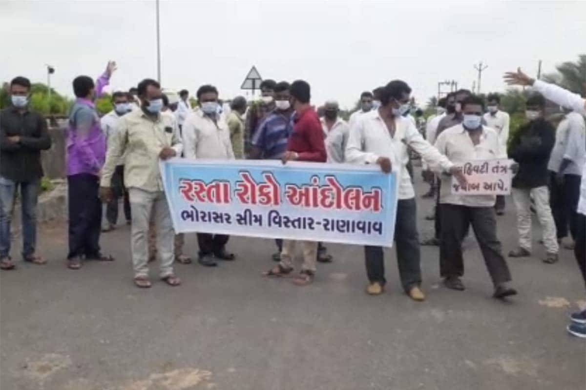 ભોરાસર સીમ વિસ્તારમાં રહેતા સ્થાનિકો અને વાલીઓએ જણાવ્યું હતું કે, આ વિસ્તારમાં થોડો પણ વરસાદ પડે છે ત્યારે અહીં રસ્તા પર પાણી ભરાય જાય છે. જેના કારણે રસ્તો બંધ થઈ જાય છે. રસ્તા બંધ થતાં તમામ વાહન વ્યવહાર બંધ થઈ જાય છે. આ કારણે સ્કૂલમાં ભણતા તમામ વિદ્યાર્થીઓ અને સ્થાનિકોને ભારે મુશ્કેલી પડે છે. ભોરાસર સીમ વિસ્તારમાં રહેતા સ્થાનિકો અને વાલીઓએ જણાવ્યું હતું કે, આ વિસ્તારમાં થોડો પણ વરસાદ પડે છે ત્યારે અહીં રસ્તા પર પાણી ભરાય જાય છે. જેના કારણે રસ્તો બંધ થઈ જાય છે. રસ્તા બંધ થતાં તમામ વાહન વ્યવહાર બંધ થઈ જાય છે. આ કારણે સ્કૂલમાં ભણતા તમામ વિદ્યાર્થીઓ અને સ્થાનિકોને ભારે મુશ્કેલી પડે છે.