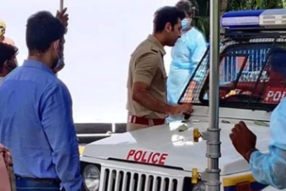 મુંબઇ: કોરોના વાયરસ બાદ દેશમાં લોકો લોકડાઉન (Lockdown)નાં નિયમોમાં હવે ઘણી છૂટ આપી ગઇ છે. જે બાદ હવે તમામ પોત પોતાનાં કામે વળગી ગયા છે. મનોરંજન જગતે પણ મહીનાઓની તાળાબંદી બાદ કામે વળગી ગાય છે. તમામ સુરક્ષા ઇંતઝામો વચ્ચે ફિલ્મો અને સીરિયલ્સની શૂટિંગ શરૂ થઇ ચૂકી છે. એવામાં રણબીર કપૂર (Ranbir Kapoor Back to work) કામ પર પરત આવી ગઇ છે. આ વચ્ચે રણબીર કપૂરની એક તવસીર સોશિયલ મીડિયા પર ઘણી તેજીથી વાયરલ થઇ રહી છે. જેમાં તે પોલીસ યુનિફોર્મમાં (Ranbir Kapoor In Police Uniform) નજર આવે છે. એક્ટરની આ તસવીર જોઇને તેનાં ફેન્સ ઘણાં જ ઉત્સાહિત થઇ ગયા છે. મુંબઇ: કોરોના વાયરસ બાદ દેશમાં લોકો લોકડાઉન (Lockdown)નાં નિયમોમાં હવે ઘણી છૂટ આપી ગઇ છે. જે બાદ હવે તમામ પોત પોતાનાં કામે વળગી ગયા છે. મનોરંજન જગતે પણ મહીનાઓની તાળાબંદી બાદ કામે વળગી ગાય છે. તમામ સુરક્ષા ઇંતઝામો વચ્ચે ફિલ્મો અને સીરિયલ્સની શૂટિંગ શરૂ થઇ ચૂકી છે. એવામાં રણબીર કપૂર (Ranbir Kapoor Back to work) કામ પર પરત આવી ગઇ છે. આ વચ્ચે રણબીર કપૂરની એક તવસીર સોશિયલ મીડિયા પર ઘણી તેજીથી વાયરલ થઇ રહી છે. જેમાં તે પોલીસ યુનિફોર્મમાં (Ranbir Kapoor In Police Uniform) નજર આવે છે. એક્ટરની આ તસવીર જોઇને તેનાં ફેન્સ ઘણાં જ ઉત્સાહિત થઇ ગયા છે.